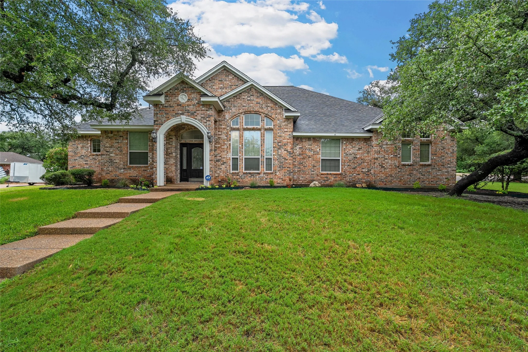 Single Family Residence For Sale in Mc Lennan County , 100 Laurel Oaks Lane, Crawford, Texas 76638, 4 Bedroom, 4 Bathroom, 3 Garage spaces, 3,492 Sqft, built in 2002, mls#21332130, Real Estate Agent in Crawford, Homes For Sale in Mc Lennan county, Homes For Sale in Crawford, Realtor in Crawford Texas, Real Estate Brokerage Independent Realty Texas, Luminita Cordes Realtor