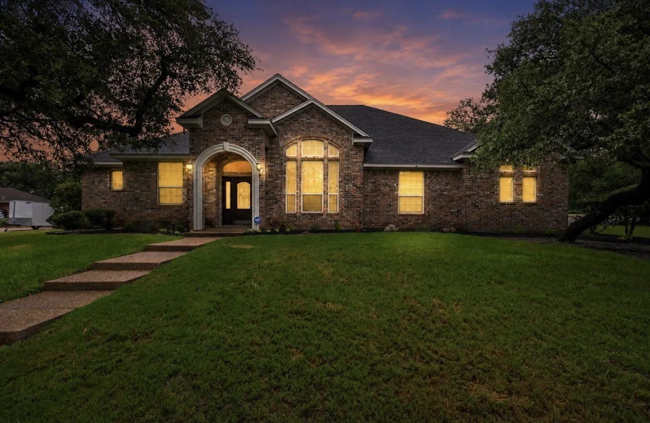Single Family Residence For Sale in Mc Lennan County , 100 Laurel Oaks Lane, Crawford, Texas 76638, 4 Bedroom, 4 Bathroom, 3 Garage spaces, 3,492 Sqft, built in 2002, mls#21332130, Real Estate Agent in Crawford, Homes For Sale in Mc Lennan county, Homes For Sale in Crawford, Realtor in Crawford Texas, Real Estate Brokerage Independent Realty Texas, Luminita Cordes Realtor