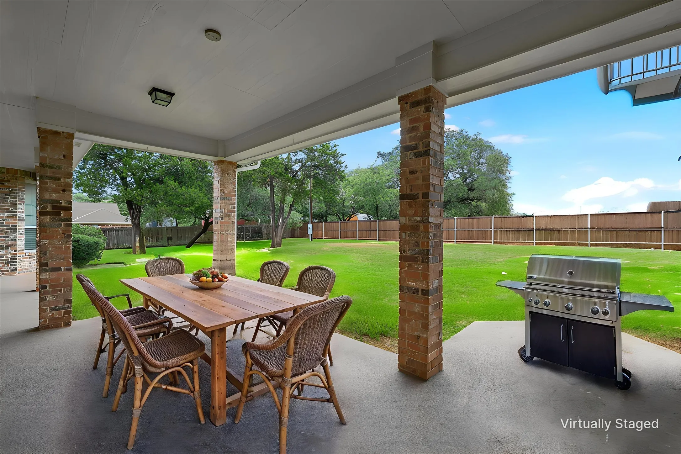 Single Family Residence For Sale in Mc Lennan County , 100 Laurel Oaks Lane, Crawford, Texas 76638, 4 Bedroom, 4 Bathroom, 3 Garage spaces, 3,492 Sqft, built in 2002, mls#21332130, Real Estate Agent in Crawford, Homes For Sale in Mc Lennan county, Homes For Sale in Crawford, Realtor in Crawford Texas, Real Estate Brokerage Independent Realty Texas, Luminita Cordes Realtor