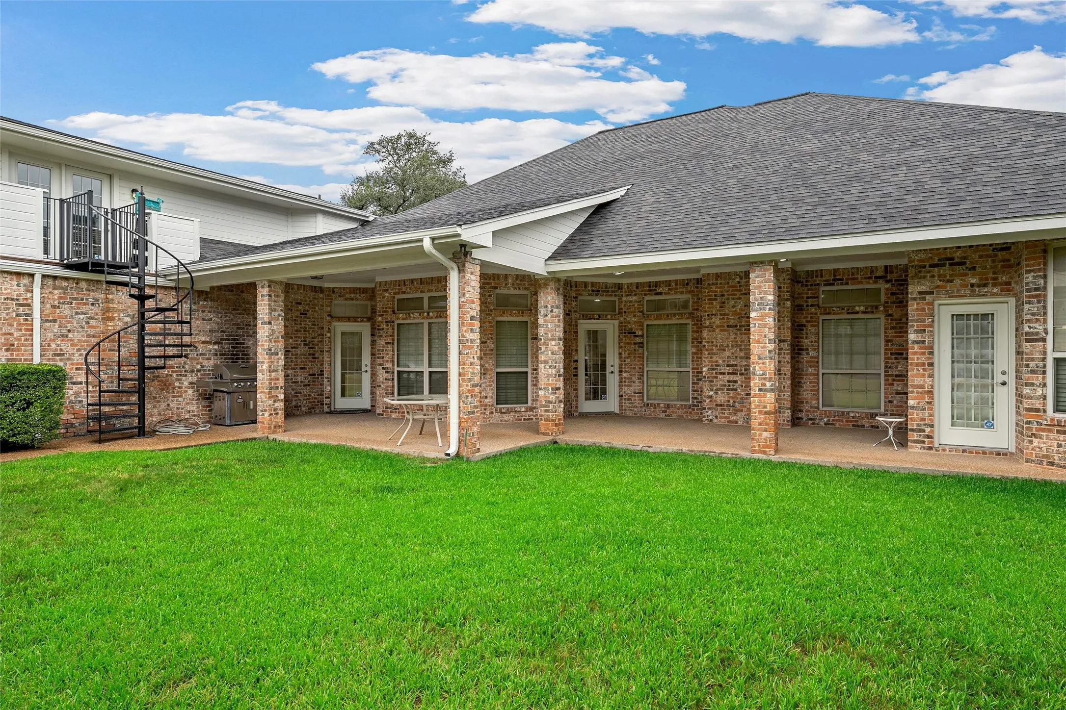 Single Family Residence For Sale in Mc Lennan County , 100 Laurel Oaks Lane, Crawford, Texas 76638, 4 Bedroom, 4 Bathroom, 3 Garage spaces, 3,492 Sqft, built in 2002, mls#21332130, Real Estate Agent in Crawford, Homes For Sale in Mc Lennan county, Homes For Sale in Crawford, Realtor in Crawford Texas, Real Estate Brokerage Independent Realty Texas, Luminita Cordes Realtor
