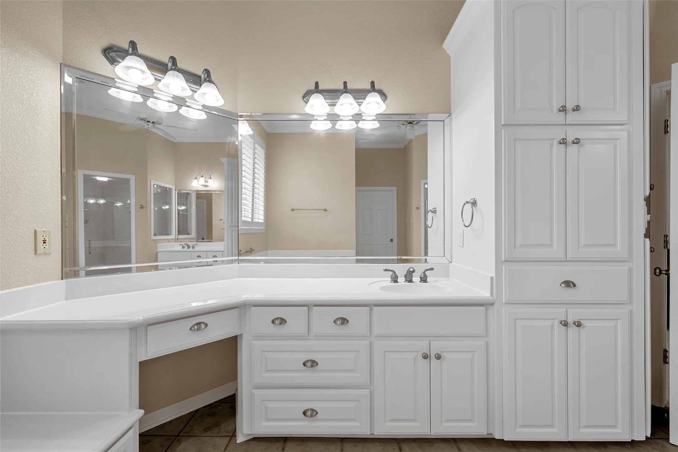 Single Family Residence For Sale in Mc Lennan County , 100 Laurel Oaks Lane, Crawford, Texas 76638, 4 Bedroom, 4 Bathroom, 3 Garage spaces, 3,492 Sqft, built in 2002, mls#21332130, Real Estate Agent in Crawford, Homes For Sale in Mc Lennan county, Homes For Sale in Crawford, Realtor in Crawford Texas, Real Estate Brokerage Independent Realty Texas, Luminita Cordes Realtor