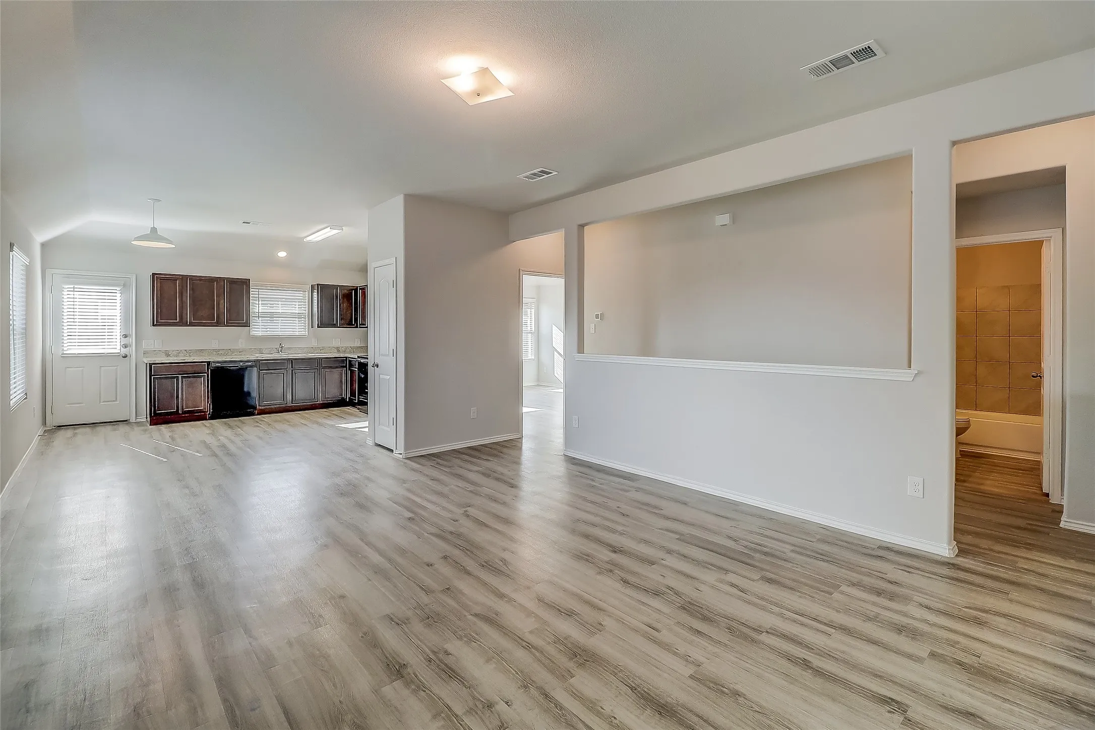 Single Family Residence For Rent in Ellis County , 1601 Oriole Drive, Ennis, Texas 75119, 3 Bedroom, 2 Bathroom, 2 Garage spaces, 1,398 Sqft, built in 2019, mls#21332353, Real Estate Agent in Ennis, Homes For Rent in Ellis county, Homes For Rent in Ennis, Realtor in Ennis Texas, Real Estate Brokerage Independent Realty Texas, Luminita Cordes Realtor