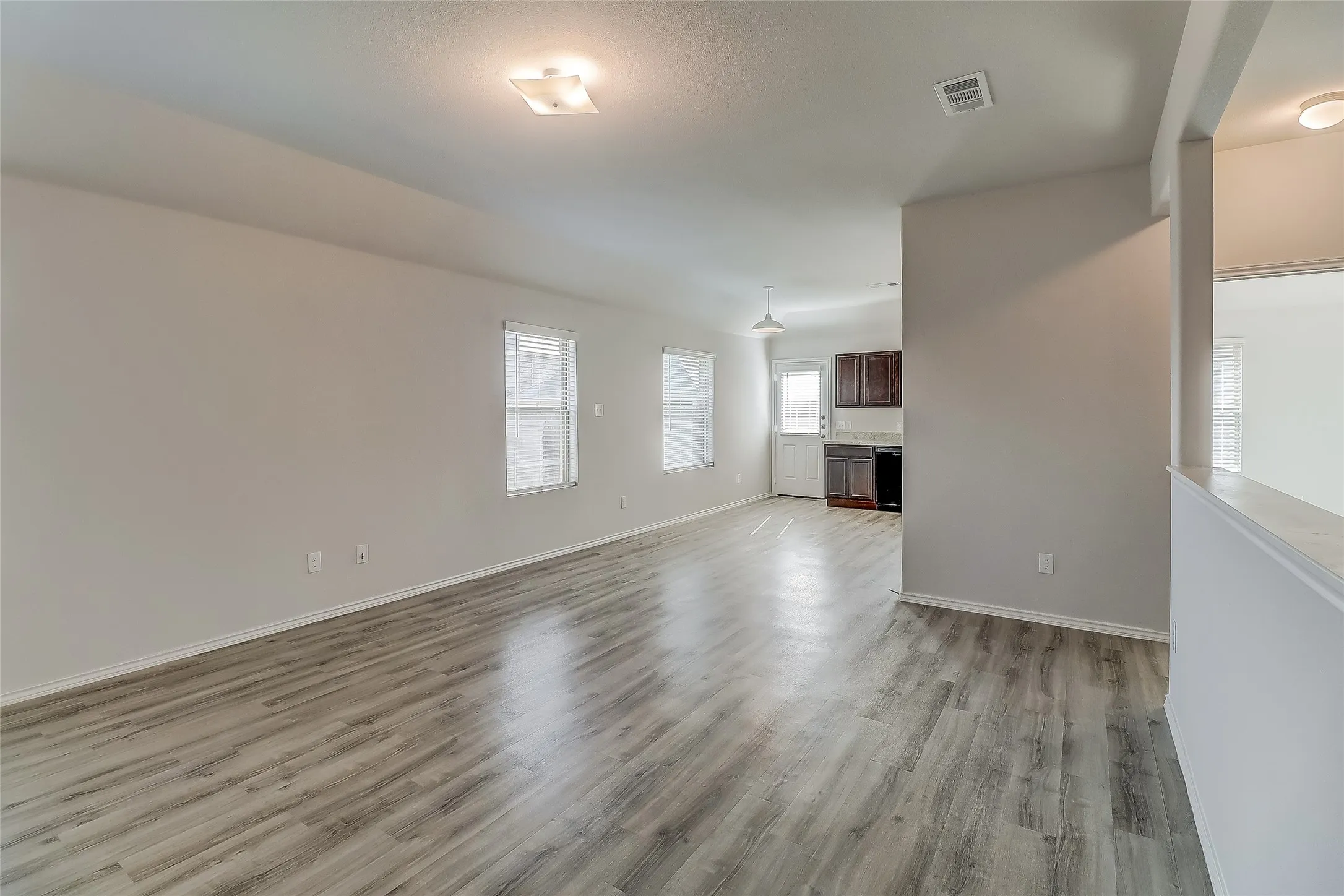 Single Family Residence For Rent in Ellis County , 1601 Oriole Drive, Ennis, Texas 75119, 3 Bedroom, 2 Bathroom, 2 Garage spaces, 1,398 Sqft, built in 2019, mls#21332353, Real Estate Agent in Ennis, Homes For Rent in Ellis county, Homes For Rent in Ennis, Realtor in Ennis Texas, Real Estate Brokerage Independent Realty Texas, Luminita Cordes Realtor