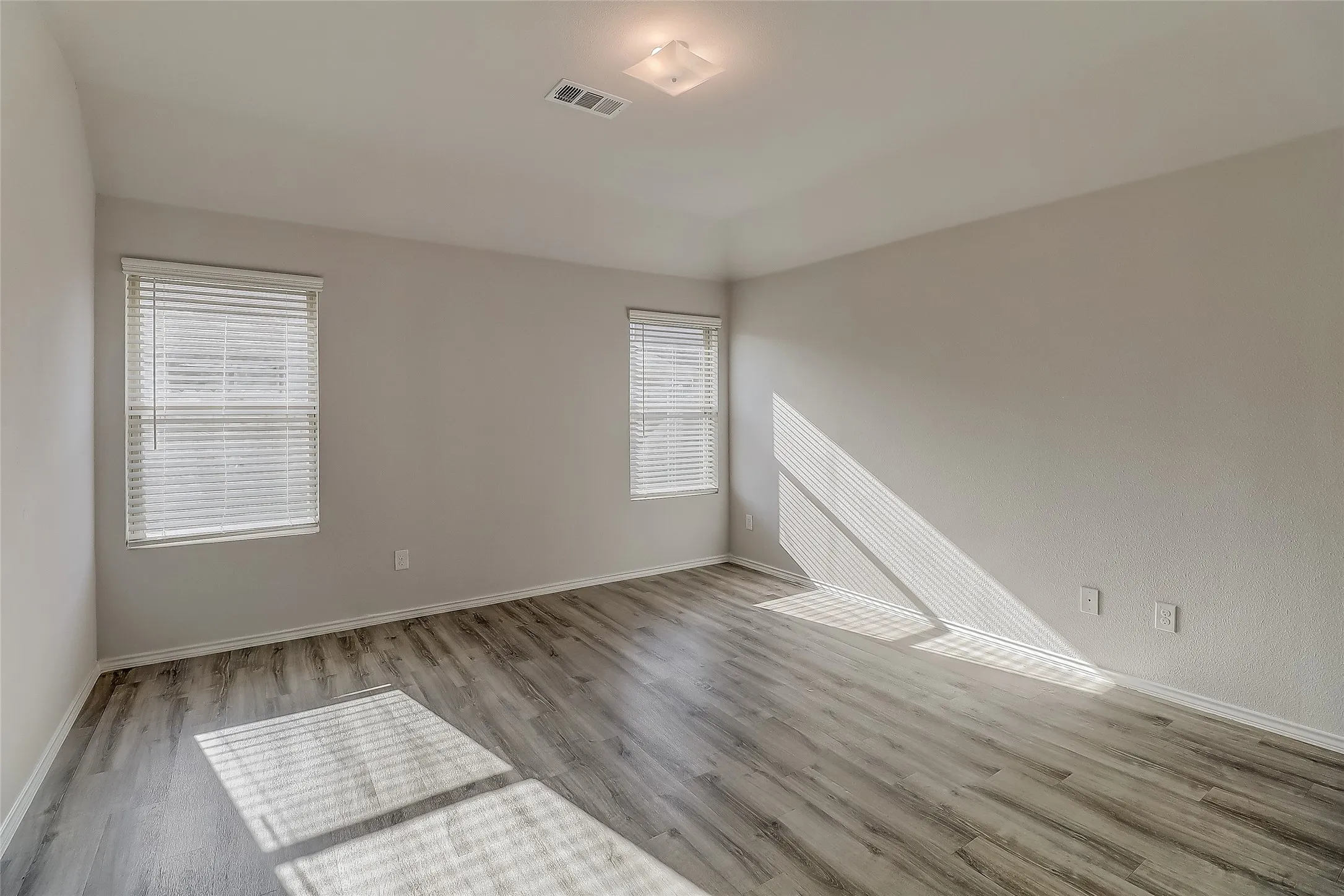 Single Family Residence For Rent in Ellis County , 1601 Oriole Drive, Ennis, Texas 75119, 3 Bedroom, 2 Bathroom, 2 Garage spaces, 1,398 Sqft, built in 2019, mls#21332353, Real Estate Agent in Ennis, Homes For Rent in Ellis county, Homes For Rent in Ennis, Realtor in Ennis Texas, Real Estate Brokerage Independent Realty Texas, Luminita Cordes Realtor