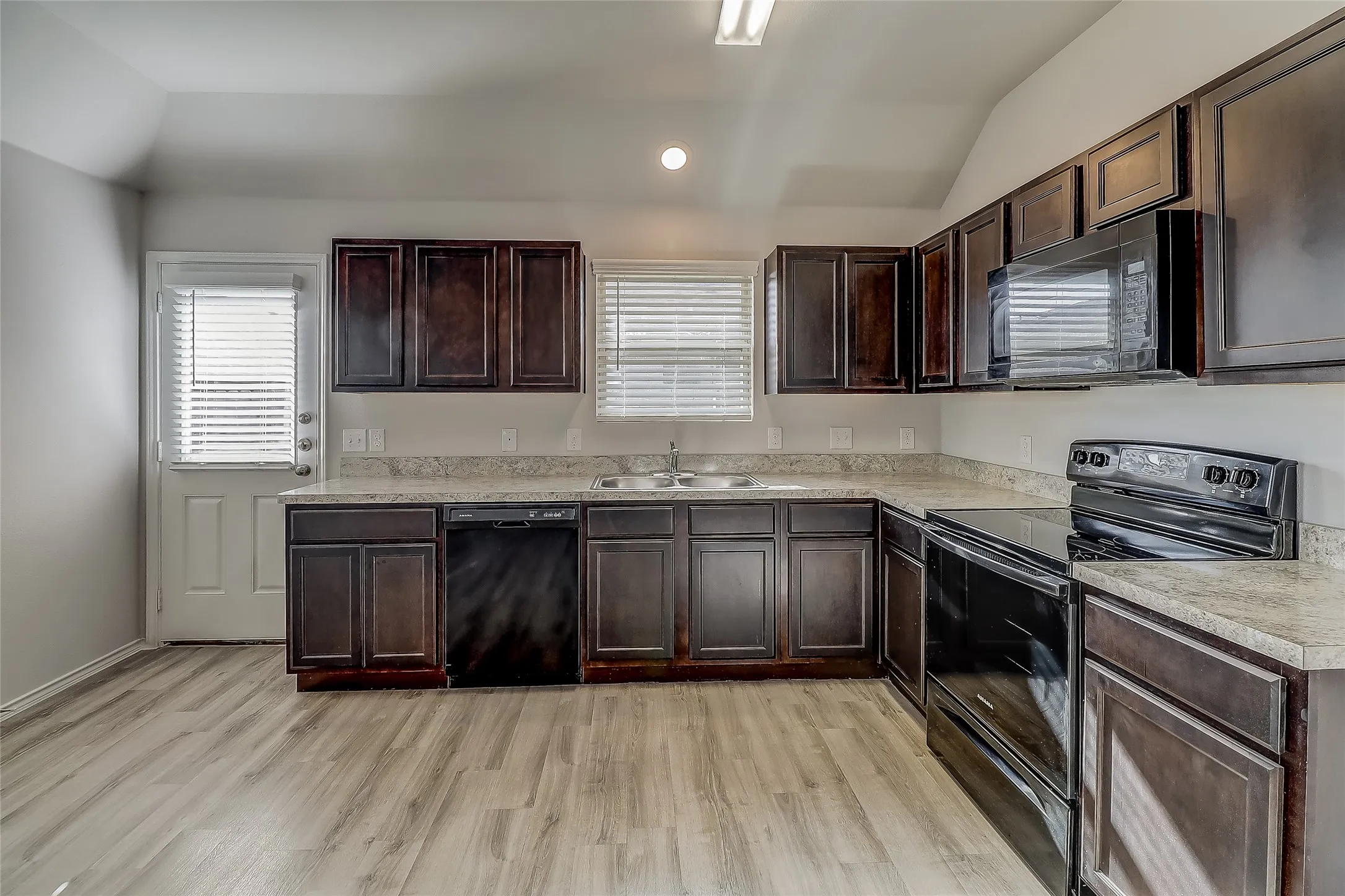 Single Family Residence For Rent in Ellis County , 1601 Oriole Drive, Ennis, Texas 75119, 3 Bedroom, 2 Bathroom, 2 Garage spaces, 1,398 Sqft, built in 2019, mls#21332353, Real Estate Agent in Ennis, Homes For Rent in Ellis county, Homes For Rent in Ennis, Realtor in Ennis Texas, Real Estate Brokerage Independent Realty Texas, Luminita Cordes Realtor