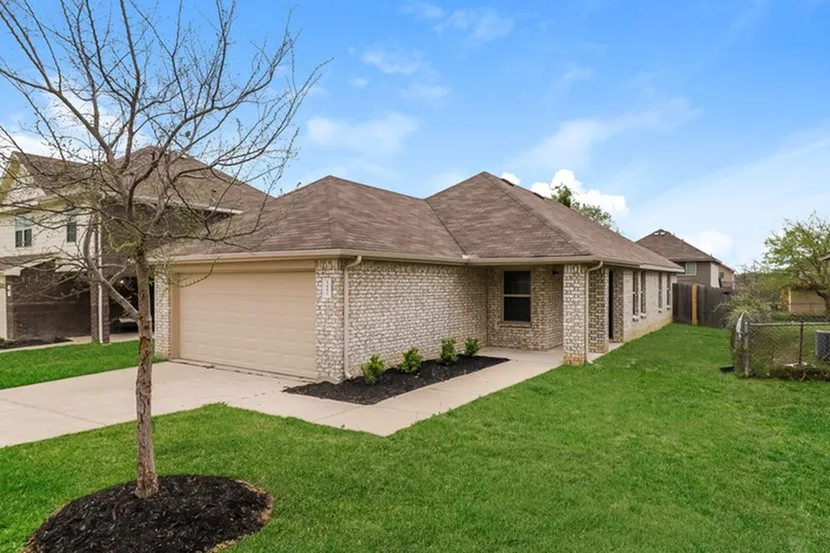 Single Family Residence For Rent in Ellis County , 1601 Oriole Drive, Ennis, Texas 75119, 3 Bedroom, 2 Bathroom, 2 Garage spaces, 1,398 Sqft, built in 2019, mls#21332353, Real Estate Agent in Ennis, Homes For Rent in Ellis county, Homes For Rent in Ennis, Realtor in Ennis Texas, Real Estate Brokerage Independent Realty Texas, Luminita Cordes Realtor