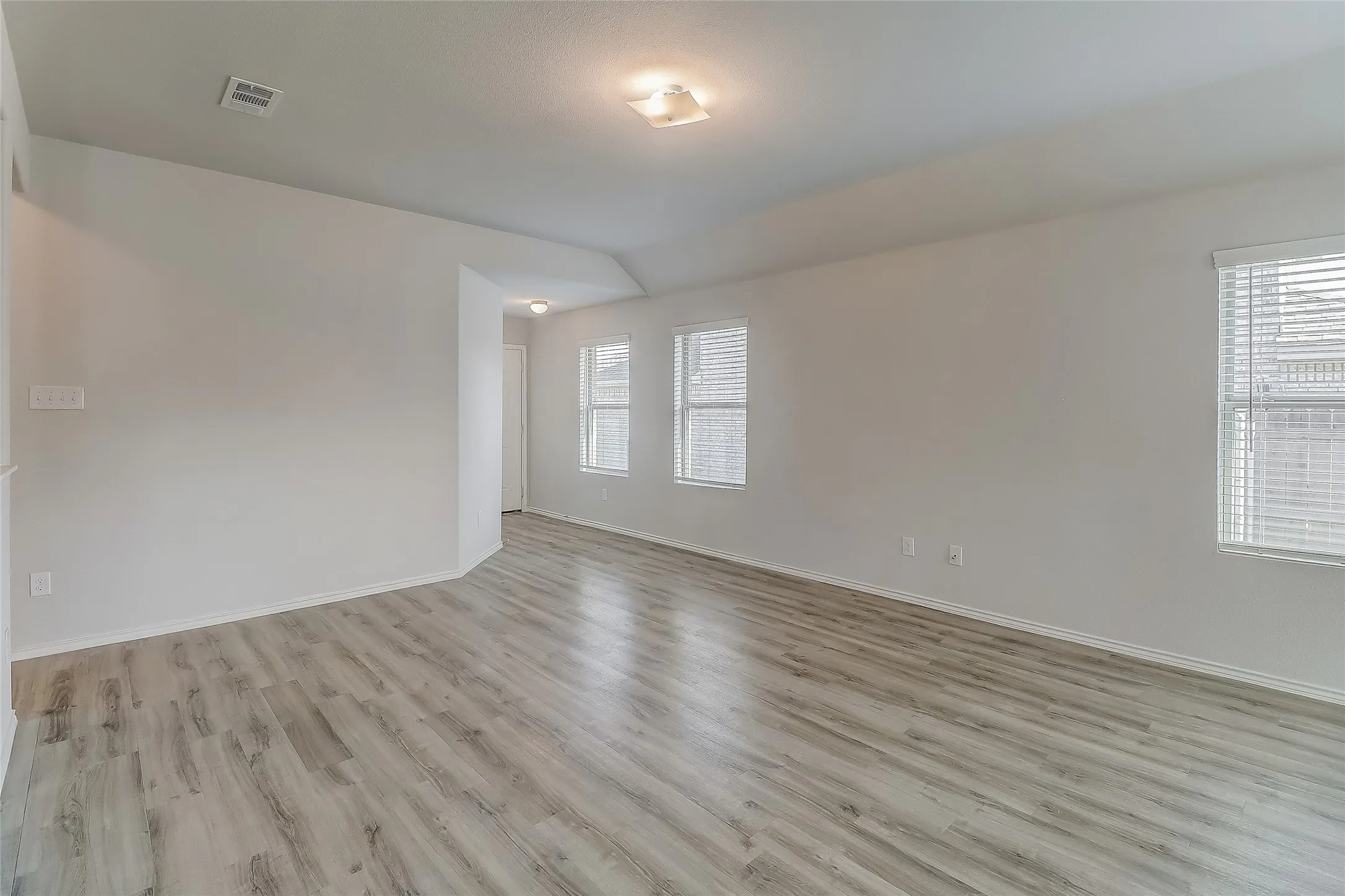 Single Family Residence For Rent in Ellis County , 1601 Oriole Drive, Ennis, Texas 75119, 3 Bedroom, 2 Bathroom, 2 Garage spaces, 1,398 Sqft, built in 2019, mls#21332353, Real Estate Agent in Ennis, Homes For Rent in Ellis county, Homes For Rent in Ennis, Realtor in Ennis Texas, Real Estate Brokerage Independent Realty Texas, Luminita Cordes Realtor
