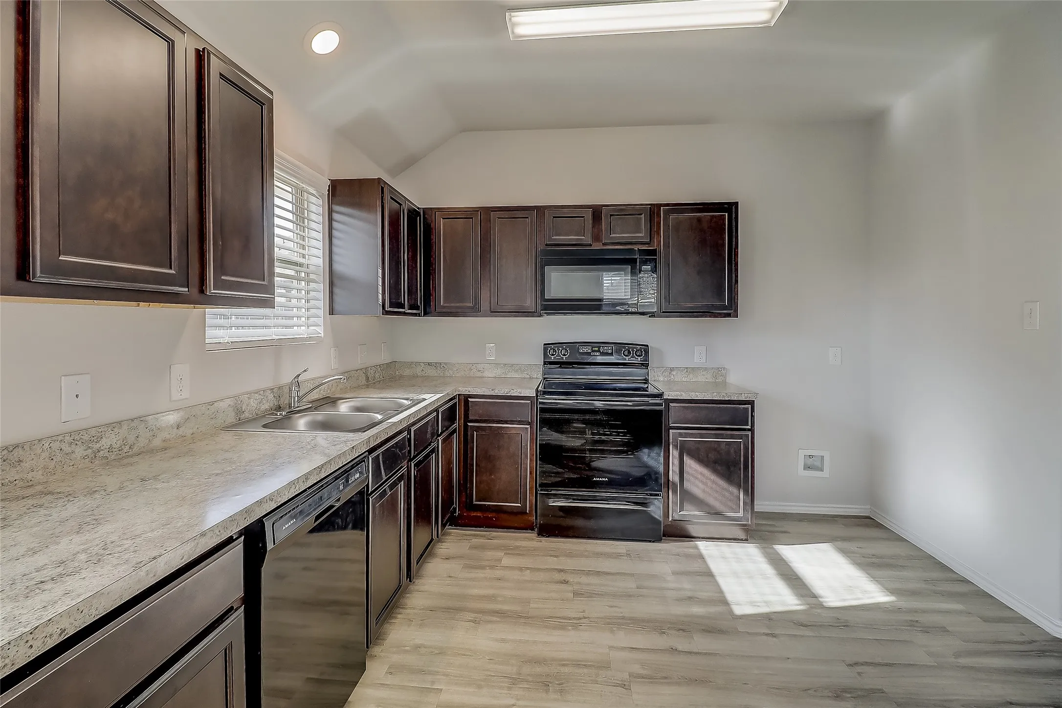 Single Family Residence For Rent in Ellis County , 1601 Oriole Drive, Ennis, Texas 75119, 3 Bedroom, 2 Bathroom, 2 Garage spaces, 1,398 Sqft, built in 2019, mls#21332353, Real Estate Agent in Ennis, Homes For Rent in Ellis county, Homes For Rent in Ennis, Realtor in Ennis Texas, Real Estate Brokerage Independent Realty Texas, Luminita Cordes Realtor