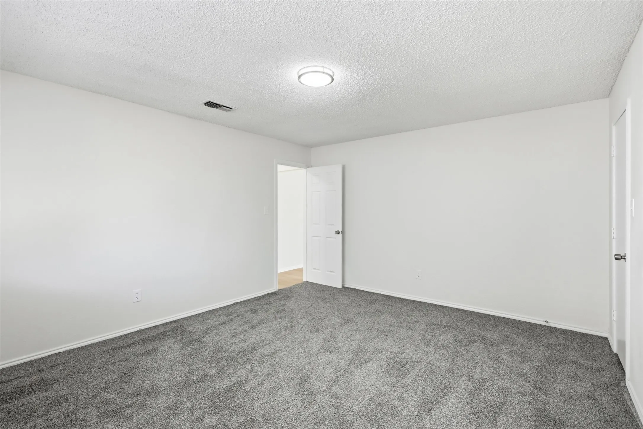 Single Family Residence For Sale in Tarrant County , 6461 Westridge Drive, Watauga, Texas 76148, 3 Bedroom, 2 Bathroom, 2 Garage spaces, 1,406 Sqft, built in 1982, mls#21332332, Real Estate Agent in Watauga, Homes For Sale in Tarrant county, Homes For Sale in Watauga, Realtor in Watauga Texas, Real Estate Brokerage Independent Realty Texas, Luminita Cordes Realtor