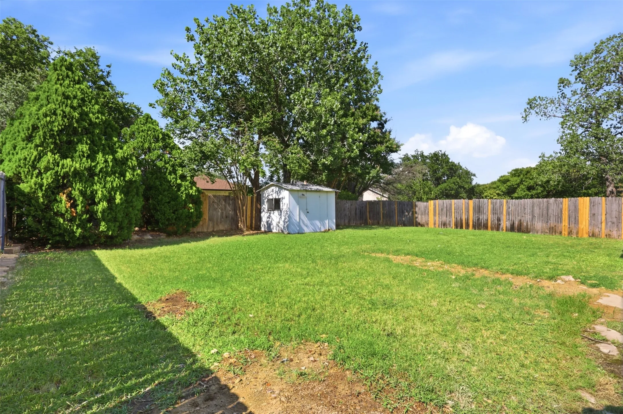 Single Family Residence For Sale in Tarrant County , 6461 Westridge Drive, Watauga, Texas 76148, 3 Bedroom, 2 Bathroom, 2 Garage spaces, 1,406 Sqft, built in 1982, mls#21332332, Real Estate Agent in Watauga, Homes For Sale in Tarrant county, Homes For Sale in Watauga, Realtor in Watauga Texas, Real Estate Brokerage Independent Realty Texas, Luminita Cordes Realtor