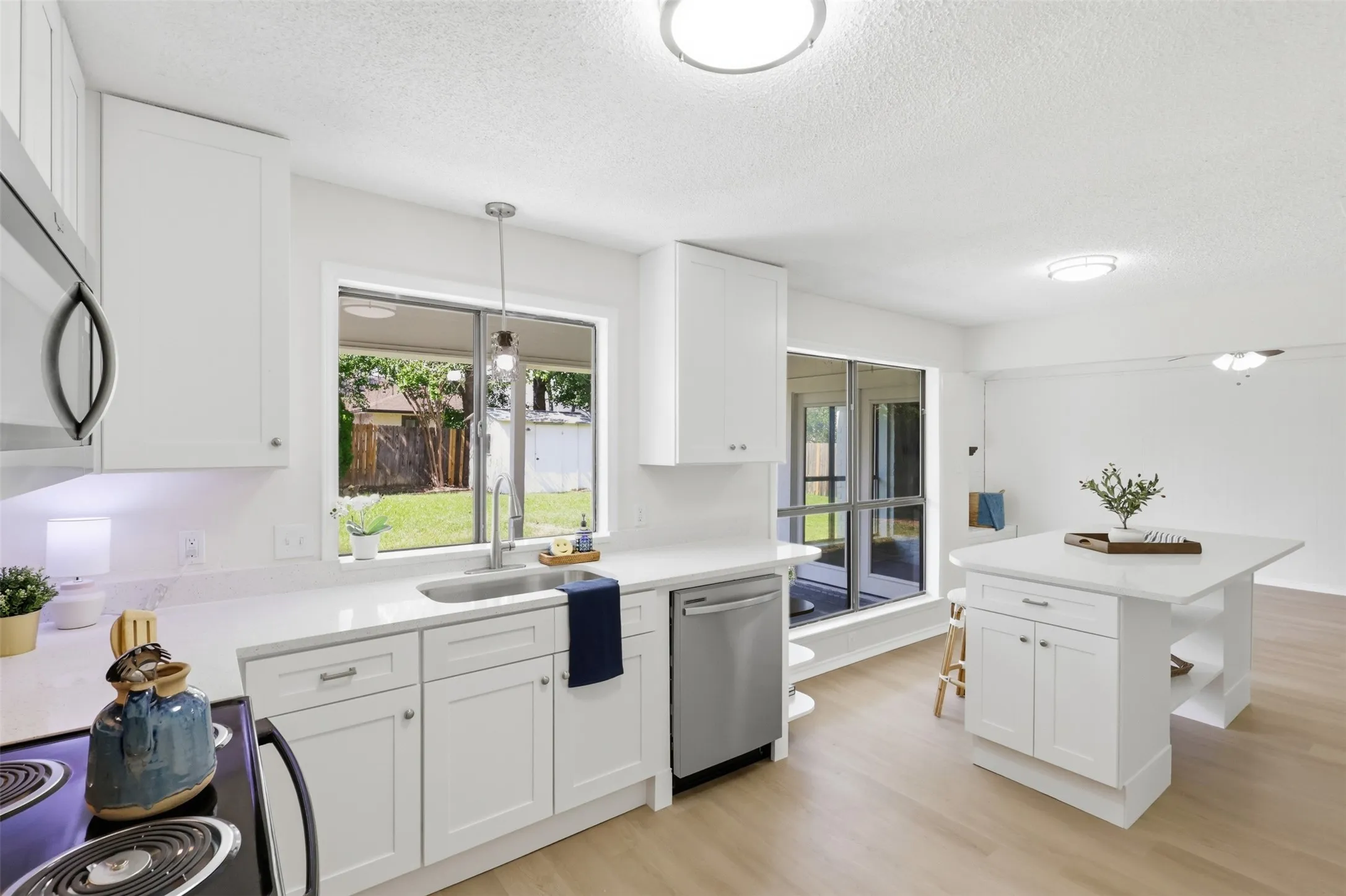 Single Family Residence For Sale in Tarrant County , 6461 Westridge Drive, Watauga, Texas 76148, 3 Bedroom, 2 Bathroom, 2 Garage spaces, 1,406 Sqft, built in 1982, mls#21332332, Real Estate Agent in Watauga, Homes For Sale in Tarrant county, Homes For Sale in Watauga, Realtor in Watauga Texas, Real Estate Brokerage Independent Realty Texas, Luminita Cordes Realtor