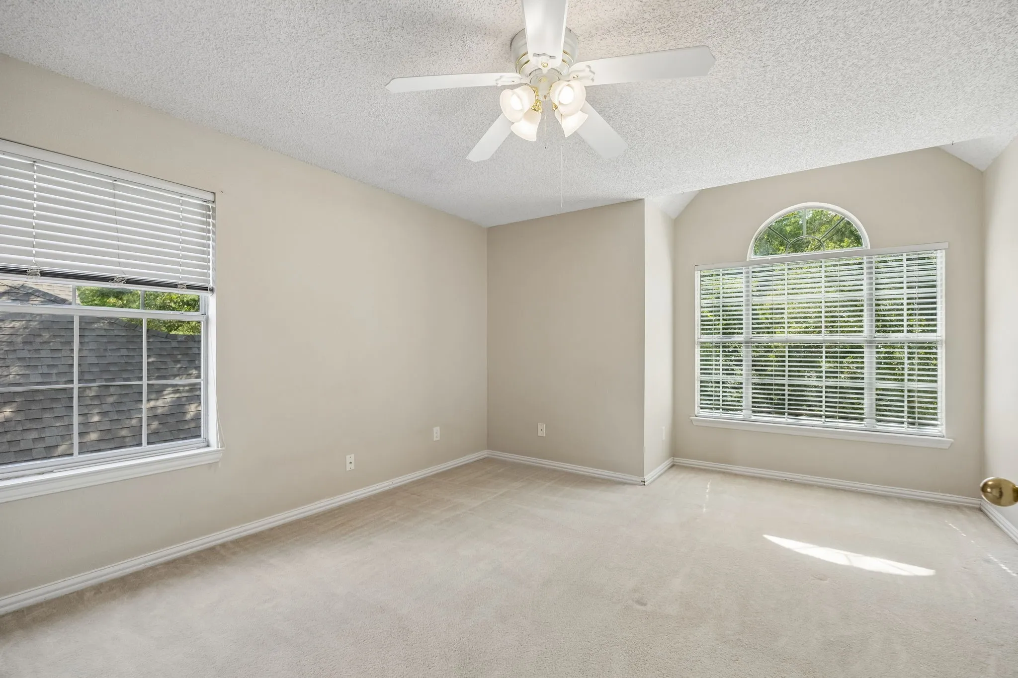 Single Family Residence For Sale in Tarrant County , 2623 Garden Ridge Lane, Arlington, Texas 76006, 4 Bedroom, 4 Bathroom, 2 Garage spaces, 2,879 Sqft, built in 1992, mls#21329346, Real Estate Agent in Arlington, Homes For Sale in Tarrant county, Homes For Sale in Arlington, Realtor in Arlington Texas, Real Estate Brokerage Independent Realty Texas, Luminita Cordes Realtor