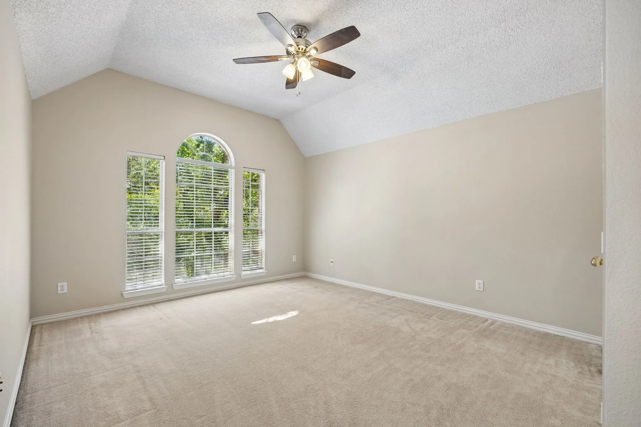Single Family Residence For Sale in Tarrant County , 2623 Garden Ridge Lane, Arlington, Texas 76006, 4 Bedroom, 4 Bathroom, 2 Garage spaces, 2,879 Sqft, built in 1992, mls#21329346, Real Estate Agent in Arlington, Homes For Sale in Tarrant county, Homes For Sale in Arlington, Realtor in Arlington Texas, Real Estate Brokerage Independent Realty Texas, Luminita Cordes Realtor
