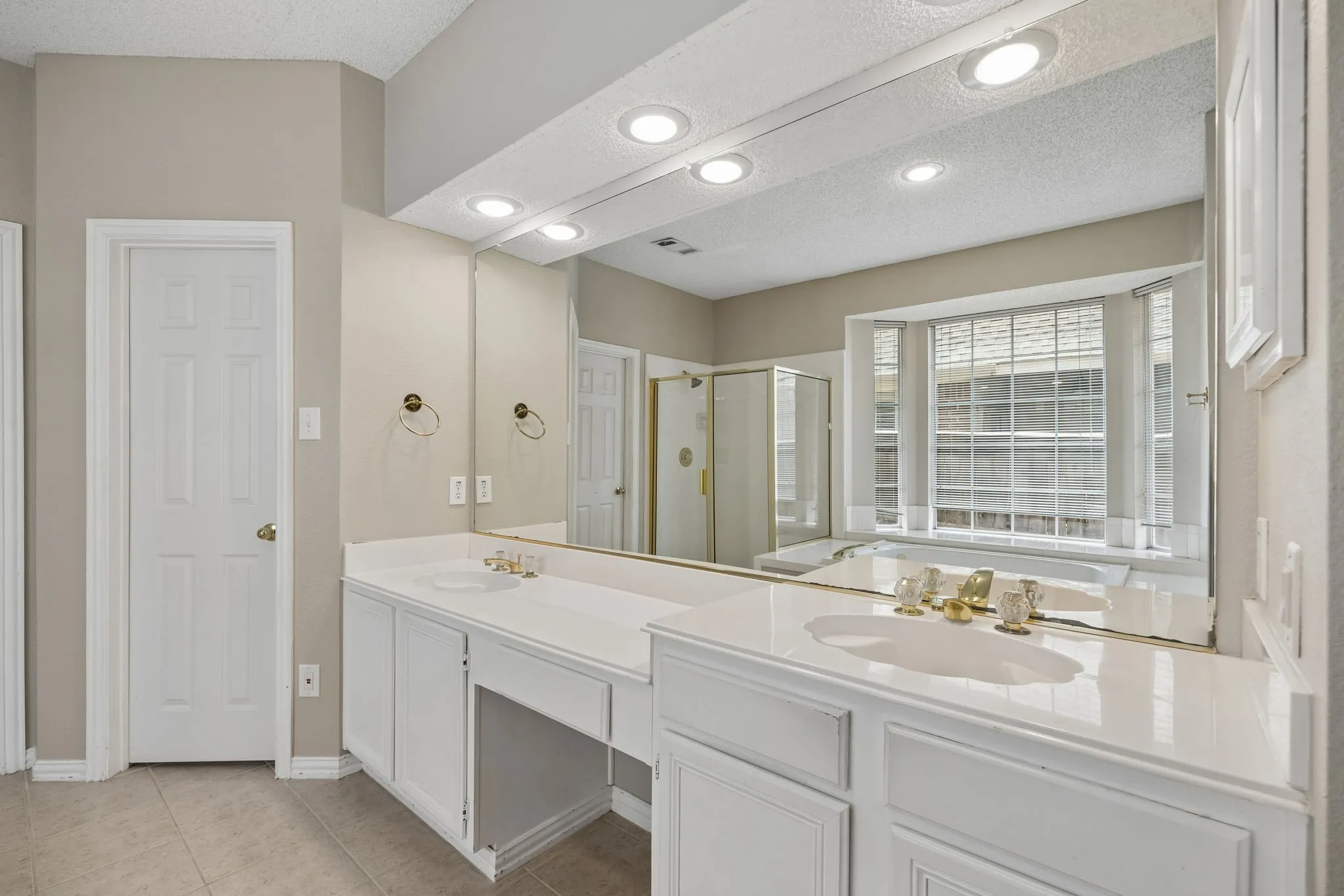 Single Family Residence For Sale in Tarrant County , 2623 Garden Ridge Lane, Arlington, Texas 76006, 4 Bedroom, 4 Bathroom, 2 Garage spaces, 2,879 Sqft, built in 1992, mls#21329346, Real Estate Agent in Arlington, Homes For Sale in Tarrant county, Homes For Sale in Arlington, Realtor in Arlington Texas, Real Estate Brokerage Independent Realty Texas, Luminita Cordes Realtor