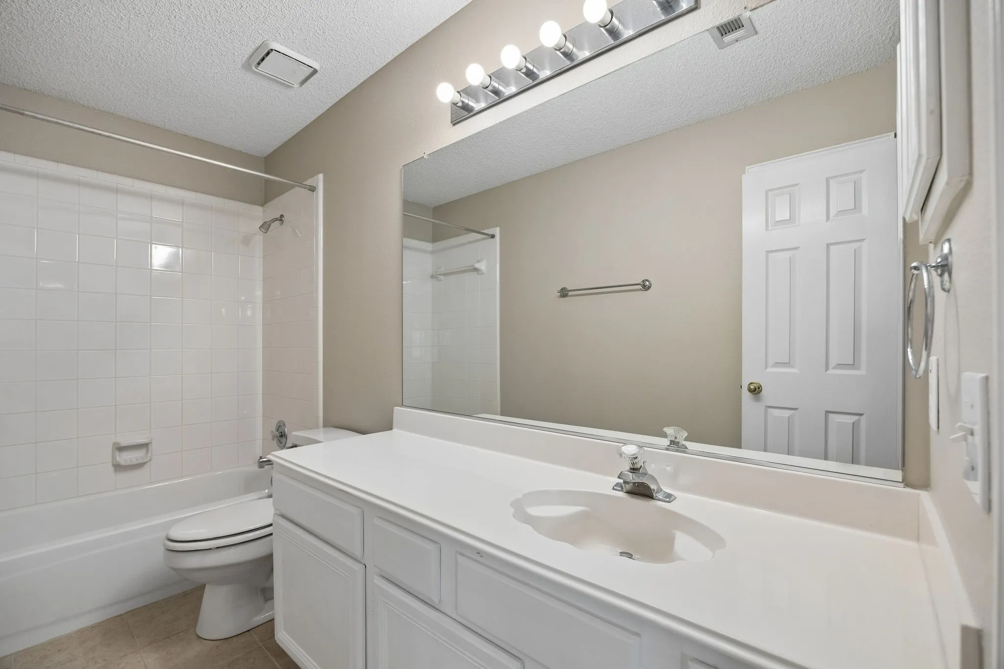 Single Family Residence For Sale in Tarrant County , 2623 Garden Ridge Lane, Arlington, Texas 76006, 4 Bedroom, 4 Bathroom, 2 Garage spaces, 2,879 Sqft, built in 1992, mls#21329346, Real Estate Agent in Arlington, Homes For Sale in Tarrant county, Homes For Sale in Arlington, Realtor in Arlington Texas, Real Estate Brokerage Independent Realty Texas, Luminita Cordes Realtor