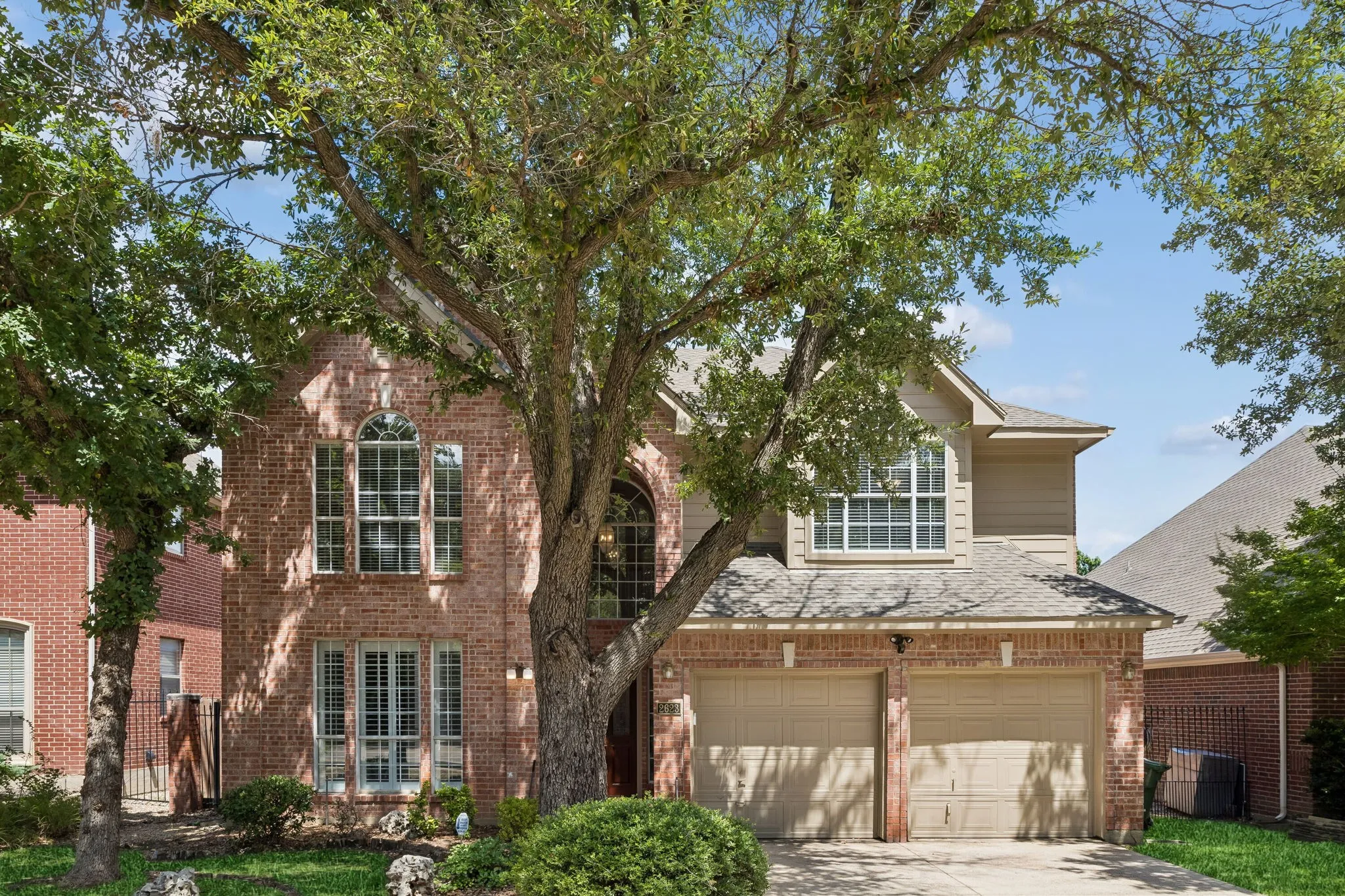 Single Family Residence For Sale in Tarrant County , 2623 Garden Ridge Lane, Arlington, Texas 76006, 4 Bedroom, 4 Bathroom, 2 Garage spaces, 2,879 Sqft, built in 1992, mls#21329346, Real Estate Agent in Arlington, Homes For Sale in Tarrant county, Homes For Sale in Arlington, Realtor in Arlington Texas, Real Estate Brokerage Independent Realty Texas, Luminita Cordes Realtor