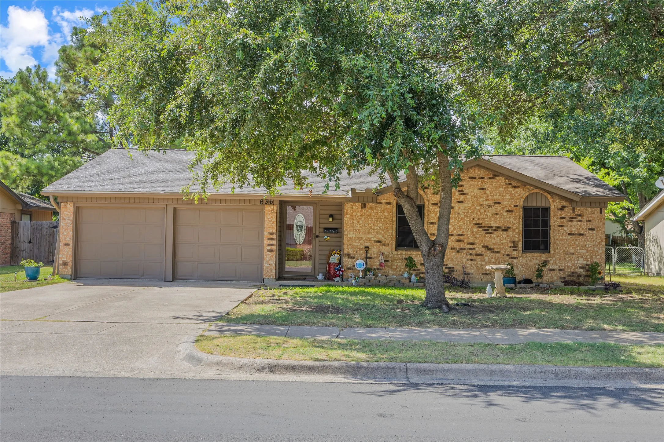 Single Family Residence For Sale in Johnson County , 636 Sue Ann Lane, Burleson, Texas 76028, 3 Bedroom, 2 Bathroom, 1 Garage spaces, 1,536 Sqft, built in 1971, mls#21330504, Real Estate Agent in Burleson, Homes For Sale in Johnson county, Homes For Sale in Burleson, Realtor in Burleson Texas, Real Estate Brokerage Independent Realty Texas, Luminita Cordes Realtor