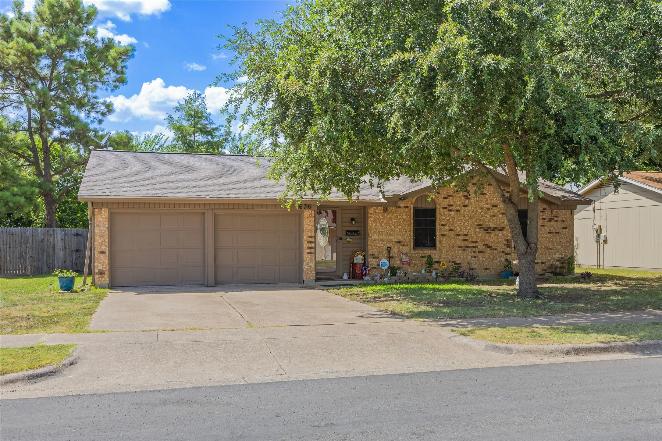 Single Family Residence For Sale in Johnson County , 636 Sue Ann Lane, Burleson, Texas 76028, 3 Bedroom, 2 Bathroom, 1 Garage spaces, 1,536 Sqft, built in 1971, mls#21330504, Real Estate Agent in Burleson, Homes For Sale in Johnson county, Homes For Sale in Burleson, Realtor in Burleson Texas, Real Estate Brokerage Independent Realty Texas, Luminita Cordes Realtor