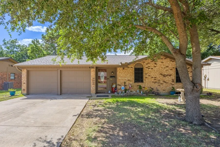 Single Family Residence For Sale in Johnson County , 636 Sue Ann Lane, Burleson, Texas 76028, 3 Bedroom, 2 Bathroom, 1 Garage spaces, 1,536 Sqft, built in 1971, mls#21330504, Real Estate Agent in Burleson, Homes For Sale in Johnson county, Homes For Sale in Burleson, Realtor in Burleson Texas, Real Estate Brokerage Independent Realty Texas, Luminita Cordes Realtor