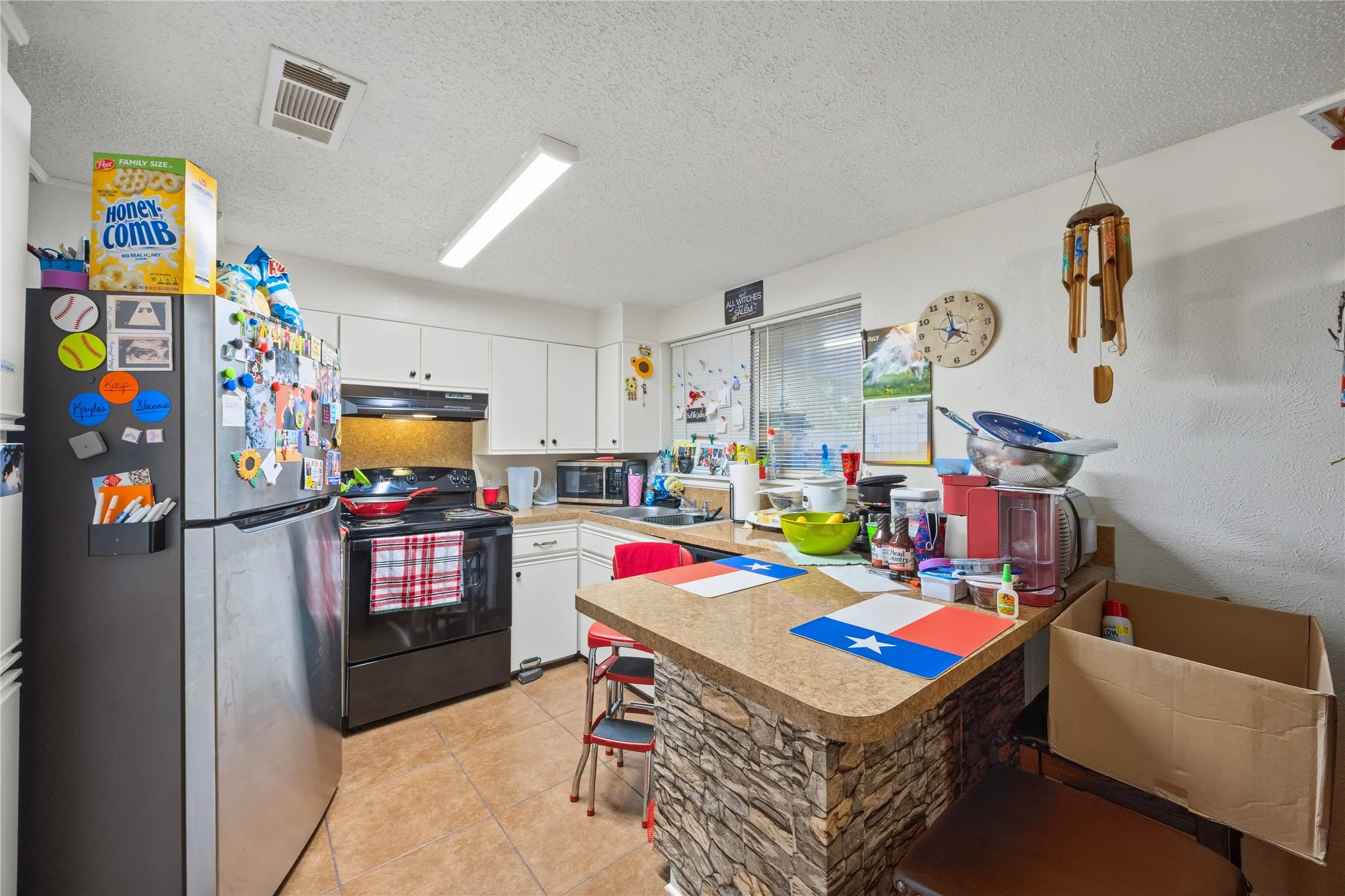Single Family Residence For Sale in Johnson County , 636 Sue Ann Lane, Burleson, Texas 76028, 3 Bedroom, 2 Bathroom, 1 Garage spaces, 1,536 Sqft, built in 1971, mls#21330504, Real Estate Agent in Burleson, Homes For Sale in Johnson county, Homes For Sale in Burleson, Realtor in Burleson Texas, Real Estate Brokerage Independent Realty Texas, Luminita Cordes Realtor