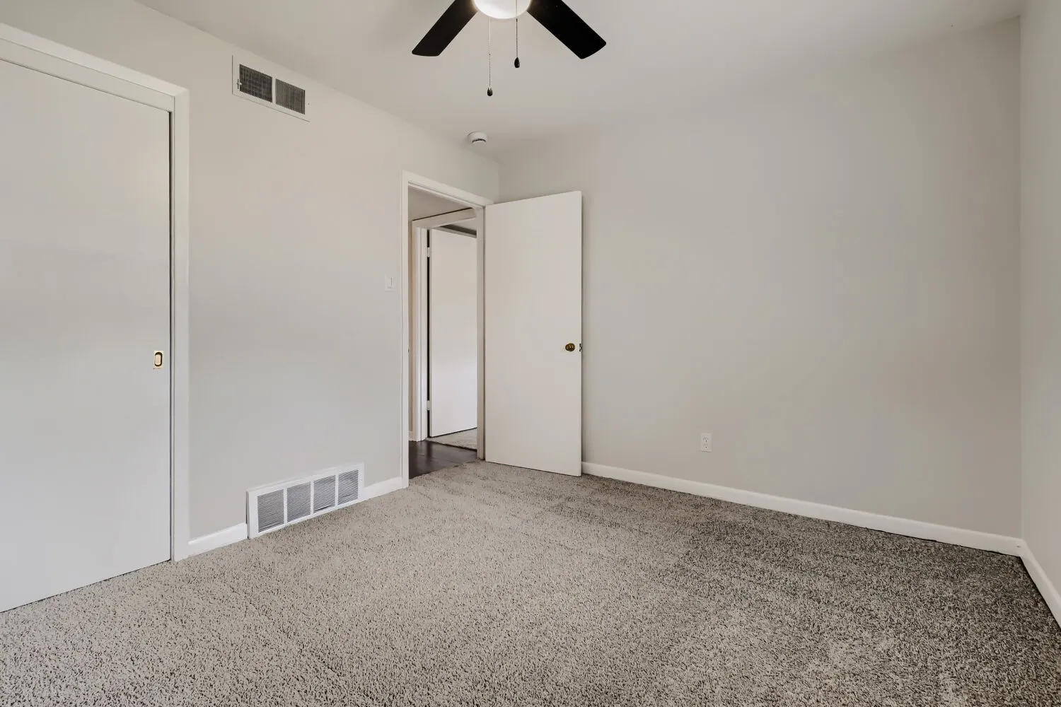 Single Family Residence For Sale in Tarrant County , 1405 Oak Grove Road, Fort Worth, Texas 76134, 3 Bedroom, 1 Bathroom, 2 Garage spaces, 1,141 Sqft, built in 1956, mls#21331991, Real Estate Agent in Fort Worth, Homes For Sale in Tarrant county, Homes For Sale in Fort Worth, Realtor in Fort Worth Texas, Real Estate Brokerage Independent Realty Texas, Luminita Cordes Realtor
