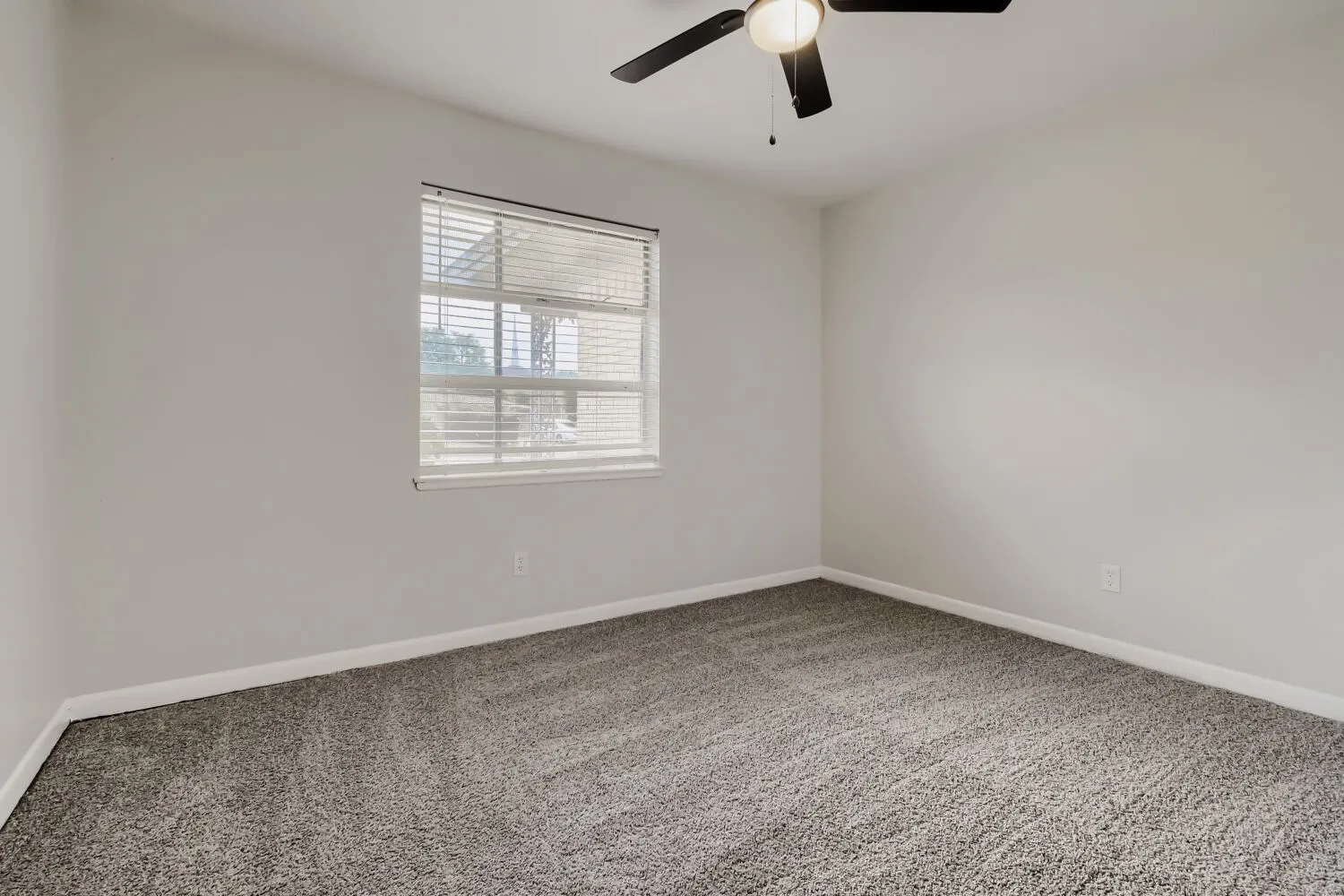 Single Family Residence For Sale in Tarrant County , 1405 Oak Grove Road, Fort Worth, Texas 76134, 3 Bedroom, 1 Bathroom, 2 Garage spaces, 1,141 Sqft, built in 1956, mls#21331991, Real Estate Agent in Fort Worth, Homes For Sale in Tarrant county, Homes For Sale in Fort Worth, Realtor in Fort Worth Texas, Real Estate Brokerage Independent Realty Texas, Luminita Cordes Realtor