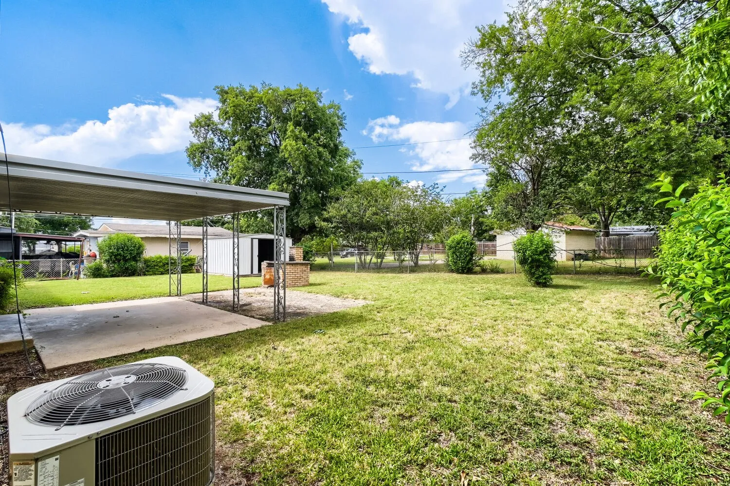 Single Family Residence For Sale in Tarrant County , 1405 Oak Grove Road, Fort Worth, Texas 76134, 3 Bedroom, 1 Bathroom, 2 Garage spaces, 1,141 Sqft, built in 1956, mls#21331991, Real Estate Agent in Fort Worth, Homes For Sale in Tarrant county, Homes For Sale in Fort Worth, Realtor in Fort Worth Texas, Real Estate Brokerage Independent Realty Texas, Luminita Cordes Realtor