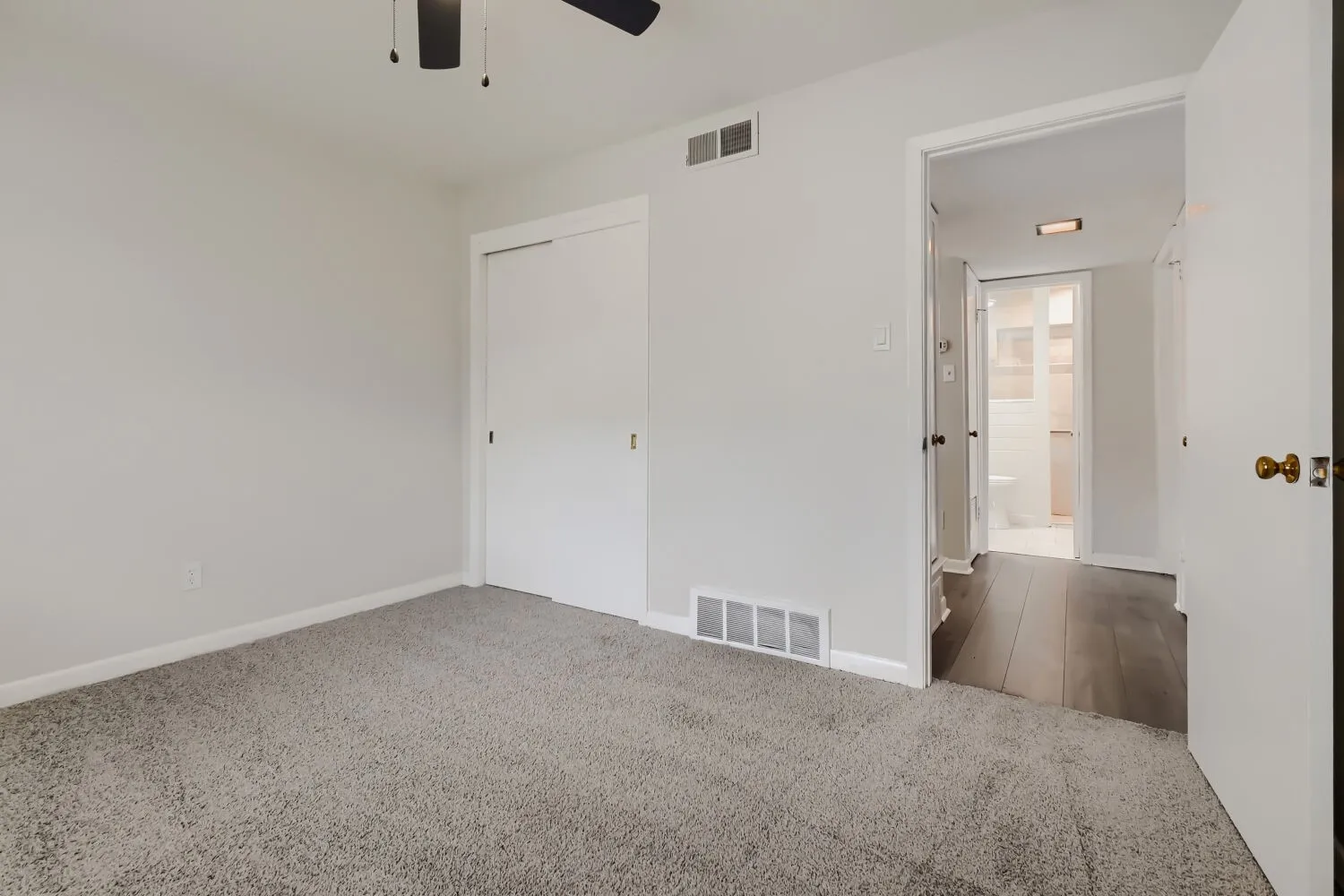Single Family Residence For Sale in Tarrant County , 1405 Oak Grove Road, Fort Worth, Texas 76134, 3 Bedroom, 1 Bathroom, 2 Garage spaces, 1,141 Sqft, built in 1956, mls#21331991, Real Estate Agent in Fort Worth, Homes For Sale in Tarrant county, Homes For Sale in Fort Worth, Realtor in Fort Worth Texas, Real Estate Brokerage Independent Realty Texas, Luminita Cordes Realtor