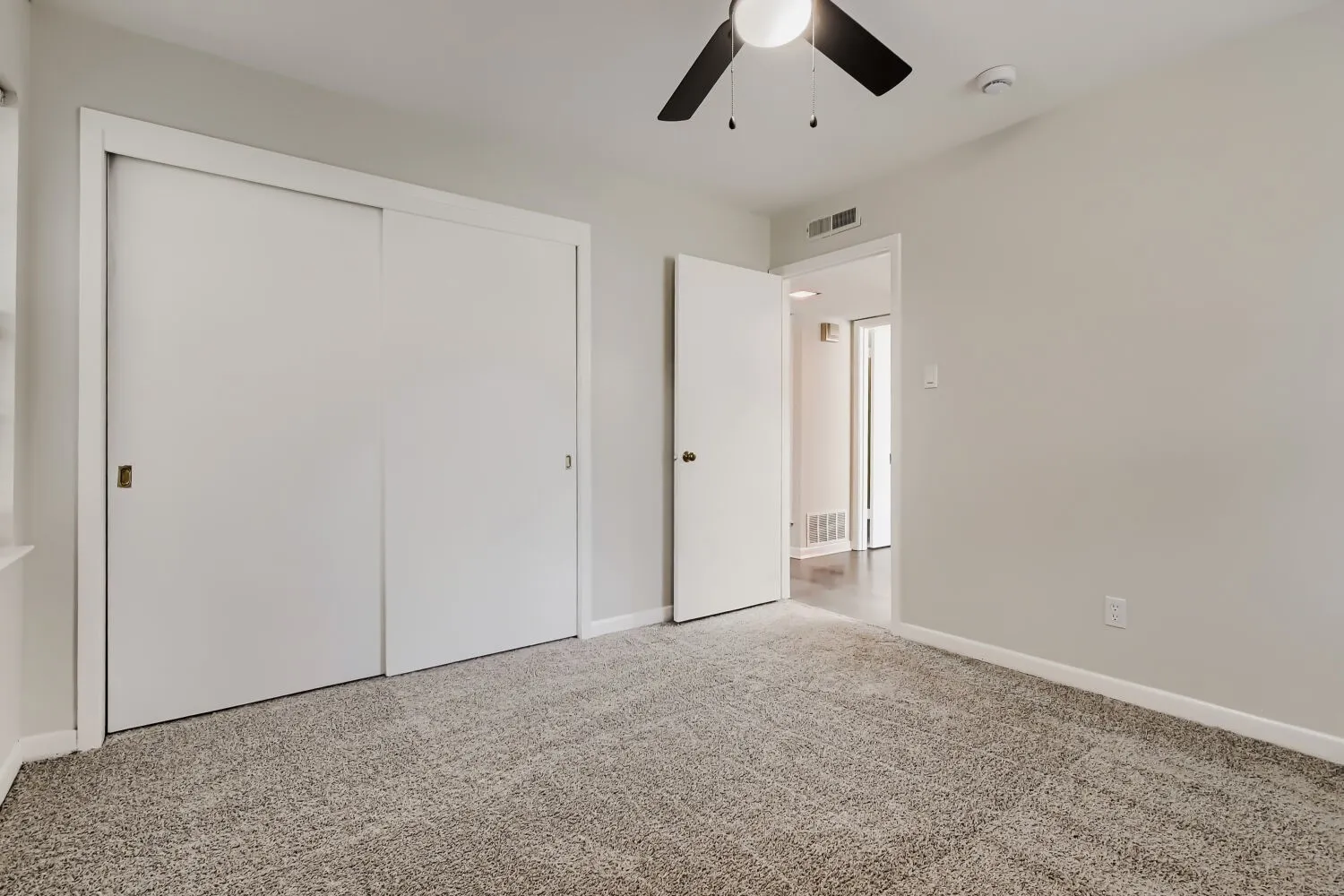 Single Family Residence For Sale in Tarrant County , 1405 Oak Grove Road, Fort Worth, Texas 76134, 3 Bedroom, 1 Bathroom, 2 Garage spaces, 1,141 Sqft, built in 1956, mls#21331991, Real Estate Agent in Fort Worth, Homes For Sale in Tarrant county, Homes For Sale in Fort Worth, Realtor in Fort Worth Texas, Real Estate Brokerage Independent Realty Texas, Luminita Cordes Realtor