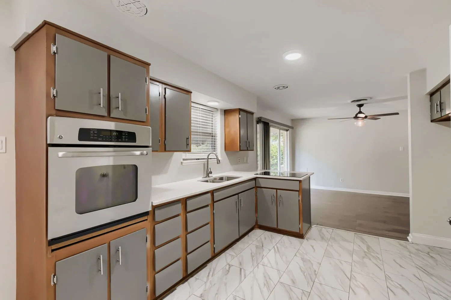 Single Family Residence For Sale in Tarrant County , 1405 Oak Grove Road, Fort Worth, Texas 76134, 3 Bedroom, 1 Bathroom, 2 Garage spaces, 1,141 Sqft, built in 1956, mls#21331991, Real Estate Agent in Fort Worth, Homes For Sale in Tarrant county, Homes For Sale in Fort Worth, Realtor in Fort Worth Texas, Real Estate Brokerage Independent Realty Texas, Luminita Cordes Realtor