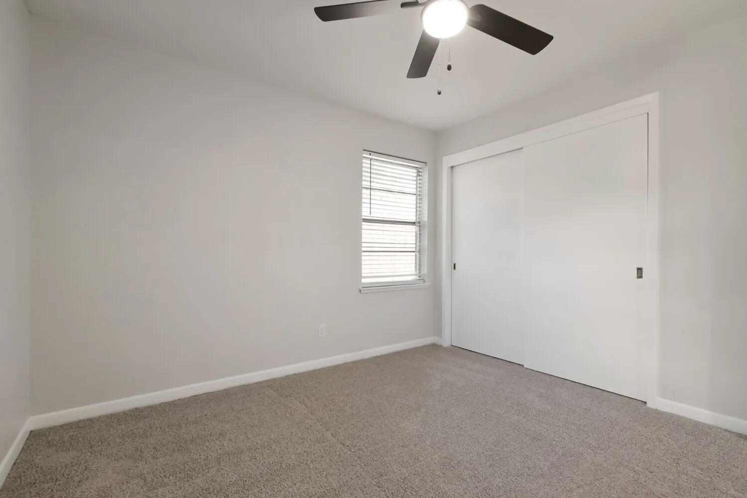 Single Family Residence For Sale in Tarrant County , 1405 Oak Grove Road, Fort Worth, Texas 76134, 3 Bedroom, 1 Bathroom, 2 Garage spaces, 1,141 Sqft, built in 1956, mls#21331991, Real Estate Agent in Fort Worth, Homes For Sale in Tarrant county, Homes For Sale in Fort Worth, Realtor in Fort Worth Texas, Real Estate Brokerage Independent Realty Texas, Luminita Cordes Realtor