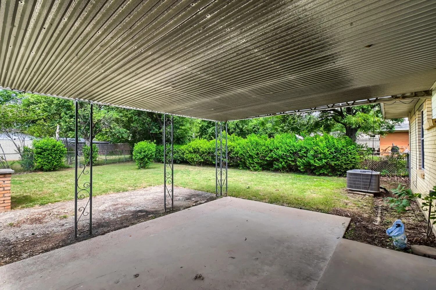 Single Family Residence For Sale in Tarrant County , 1405 Oak Grove Road, Fort Worth, Texas 76134, 3 Bedroom, 1 Bathroom, 2 Garage spaces, 1,141 Sqft, built in 1956, mls#21331991, Real Estate Agent in Fort Worth, Homes For Sale in Tarrant county, Homes For Sale in Fort Worth, Realtor in Fort Worth Texas, Real Estate Brokerage Independent Realty Texas, Luminita Cordes Realtor