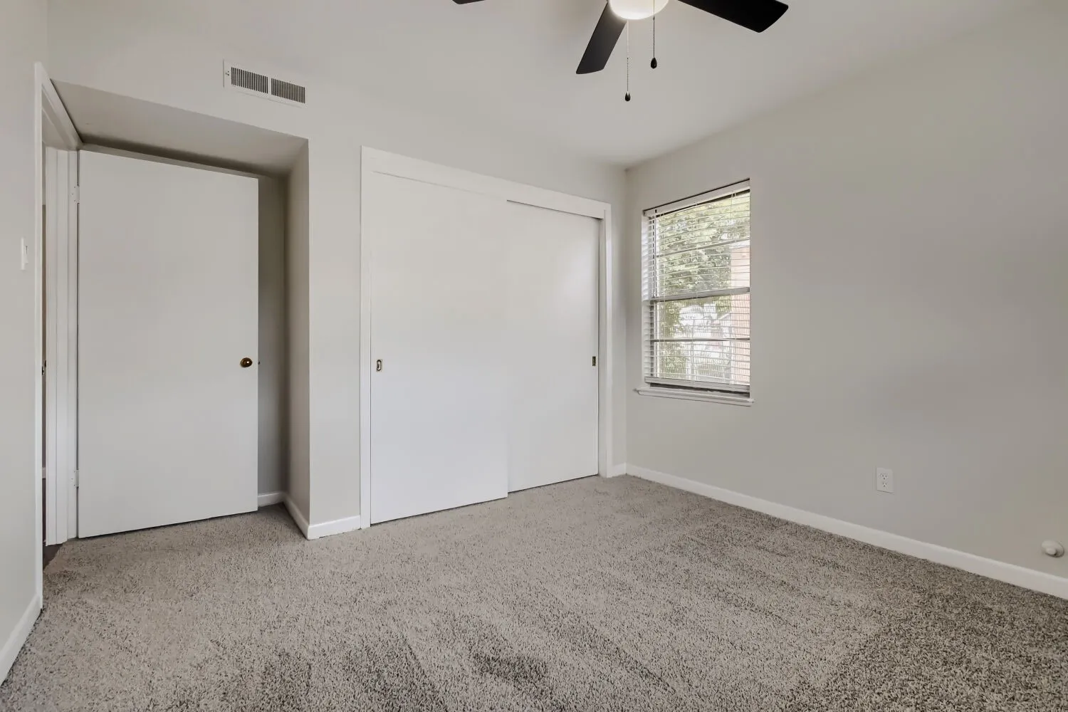 Single Family Residence For Sale in Tarrant County , 1405 Oak Grove Road, Fort Worth, Texas 76134, 3 Bedroom, 1 Bathroom, 2 Garage spaces, 1,141 Sqft, built in 1956, mls#21331991, Real Estate Agent in Fort Worth, Homes For Sale in Tarrant county, Homes For Sale in Fort Worth, Realtor in Fort Worth Texas, Real Estate Brokerage Independent Realty Texas, Luminita Cordes Realtor