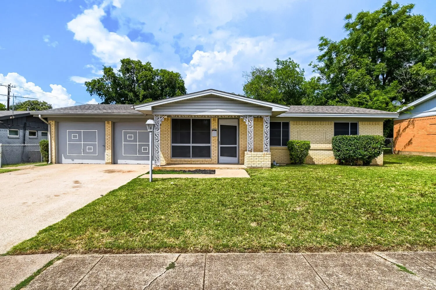 Single Family Residence For Sale in Tarrant County , 1405 Oak Grove Road, Fort Worth, Texas 76134, 3 Bedroom, 1 Bathroom, 2 Garage spaces, 1,141 Sqft, built in 1956, mls#21331991, Real Estate Agent in Fort Worth, Homes For Sale in Tarrant county, Homes For Sale in Fort Worth, Realtor in Fort Worth Texas, Real Estate Brokerage Independent Realty Texas, Luminita Cordes Realtor
