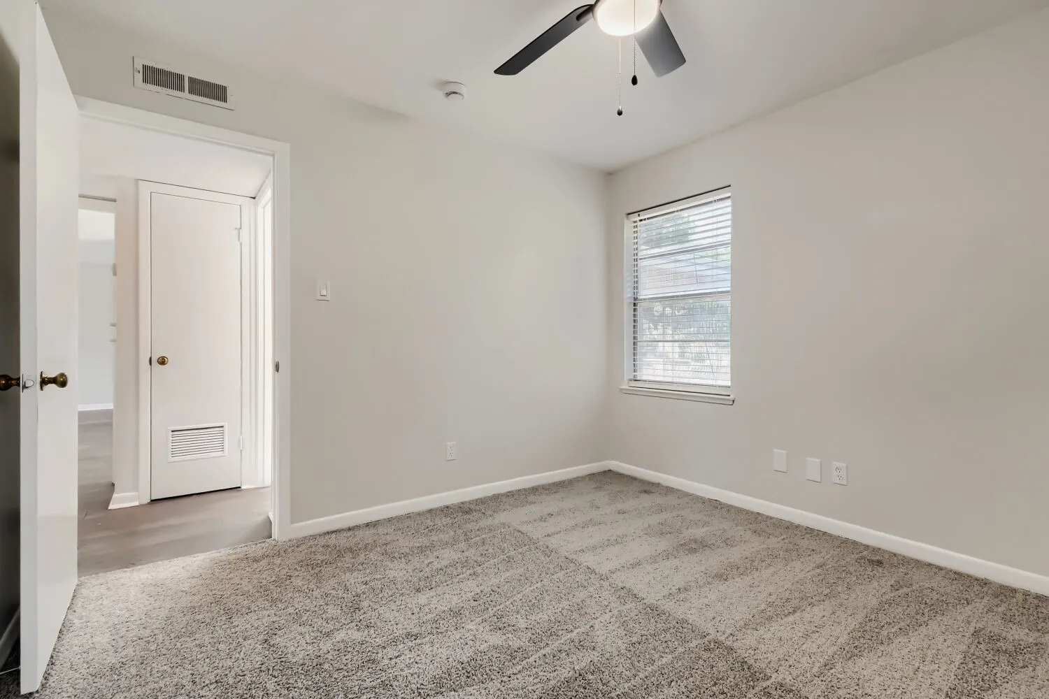 Single Family Residence For Sale in Tarrant County , 1405 Oak Grove Road, Fort Worth, Texas 76134, 3 Bedroom, 1 Bathroom, 2 Garage spaces, 1,141 Sqft, built in 1956, mls#21331991, Real Estate Agent in Fort Worth, Homes For Sale in Tarrant county, Homes For Sale in Fort Worth, Realtor in Fort Worth Texas, Real Estate Brokerage Independent Realty Texas, Luminita Cordes Realtor