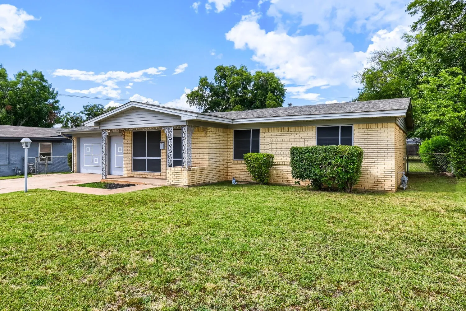 Single Family Residence For Sale in Tarrant County , 1405 Oak Grove Road, Fort Worth, Texas 76134, 3 Bedroom, 1 Bathroom, 2 Garage spaces, 1,141 Sqft, built in 1956, mls#21331991, Real Estate Agent in Fort Worth, Homes For Sale in Tarrant county, Homes For Sale in Fort Worth, Realtor in Fort Worth Texas, Real Estate Brokerage Independent Realty Texas, Luminita Cordes Realtor