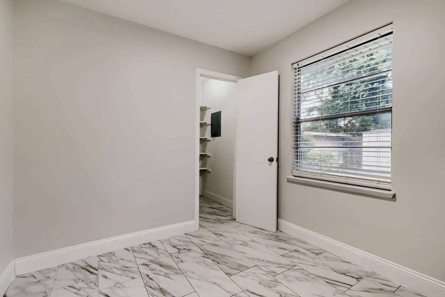 Single Family Residence For Sale in Tarrant County , 1405 Oak Grove Road, Fort Worth, Texas 76134, 3 Bedroom, 1 Bathroom, 2 Garage spaces, 1,141 Sqft, built in 1956, mls#21331991, Real Estate Agent in Fort Worth, Homes For Sale in Tarrant county, Homes For Sale in Fort Worth, Realtor in Fort Worth Texas, Real Estate Brokerage Independent Realty Texas, Luminita Cordes Realtor