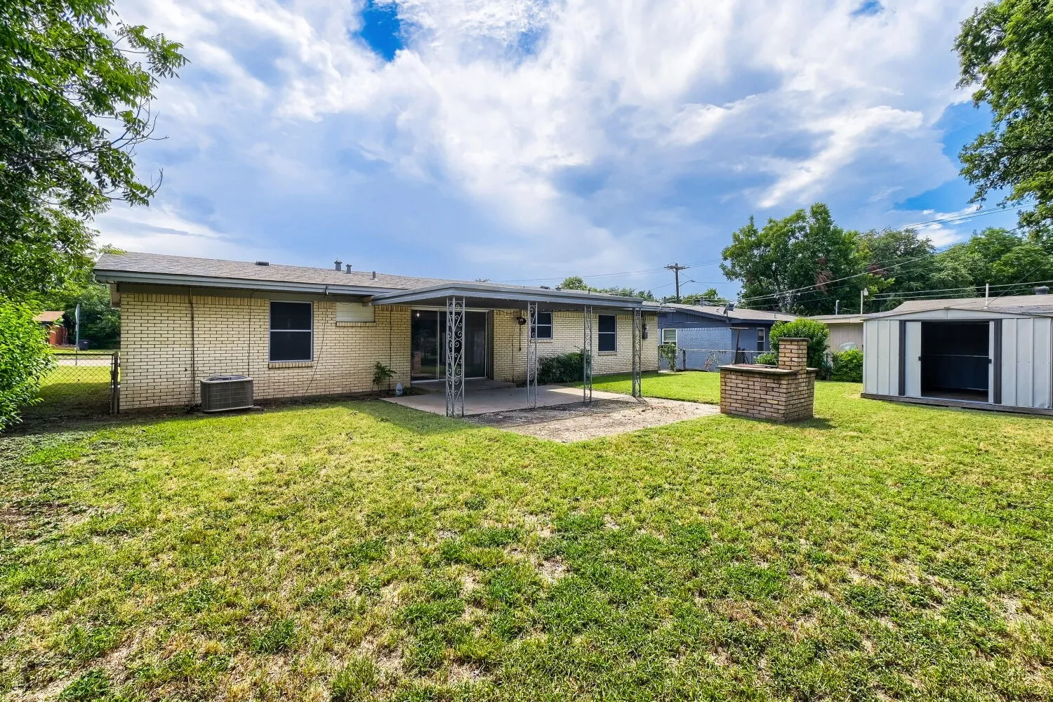 Single Family Residence For Sale in Tarrant County , 1405 Oak Grove Road, Fort Worth, Texas 76134, 3 Bedroom, 1 Bathroom, 2 Garage spaces, 1,141 Sqft, built in 1956, mls#21331991, Real Estate Agent in Fort Worth, Homes For Sale in Tarrant county, Homes For Sale in Fort Worth, Realtor in Fort Worth Texas, Real Estate Brokerage Independent Realty Texas, Luminita Cordes Realtor