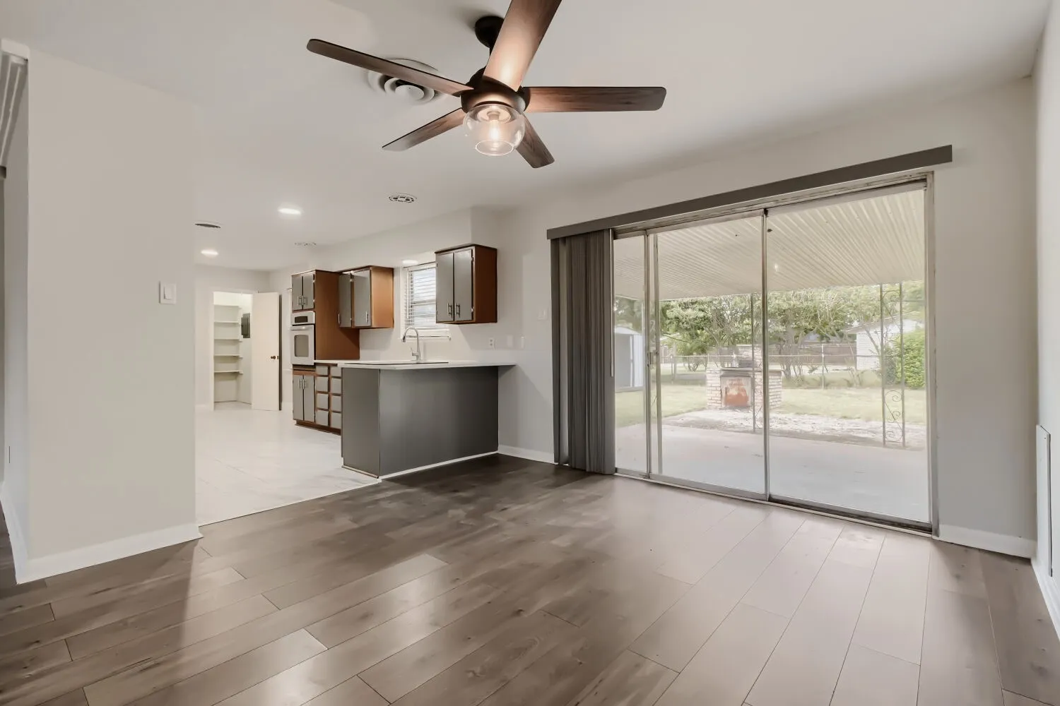 Single Family Residence For Sale in Tarrant County , 1405 Oak Grove Road, Fort Worth, Texas 76134, 3 Bedroom, 1 Bathroom, 2 Garage spaces, 1,141 Sqft, built in 1956, mls#21331991, Real Estate Agent in Fort Worth, Homes For Sale in Tarrant county, Homes For Sale in Fort Worth, Realtor in Fort Worth Texas, Real Estate Brokerage Independent Realty Texas, Luminita Cordes Realtor