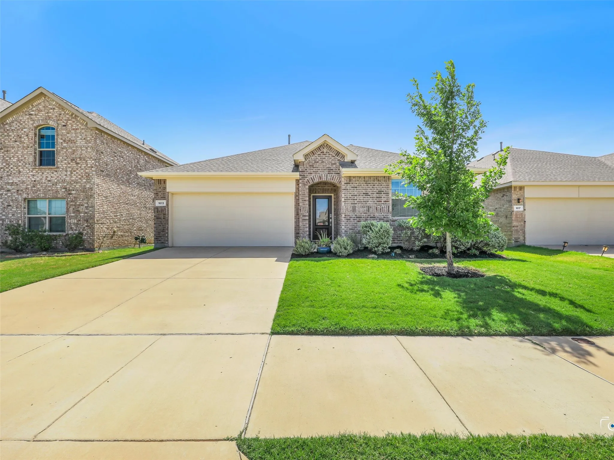 Single Family Residence For Sale in Denton County , 1613 Roadrunner Drive, Little Elm, Texas 75068, 4 Bedroom, 2 Bathroom, 2 Garage spaces, 2,010 Sqft, built in 2022, mls#21328740, Real Estate Agent in Little Elm, Homes For Sale in Denton county, Homes For Sale in Little Elm, Realtor in Little Elm Texas, Real Estate Brokerage Independent Realty Texas, Luminita Cordes Realtor