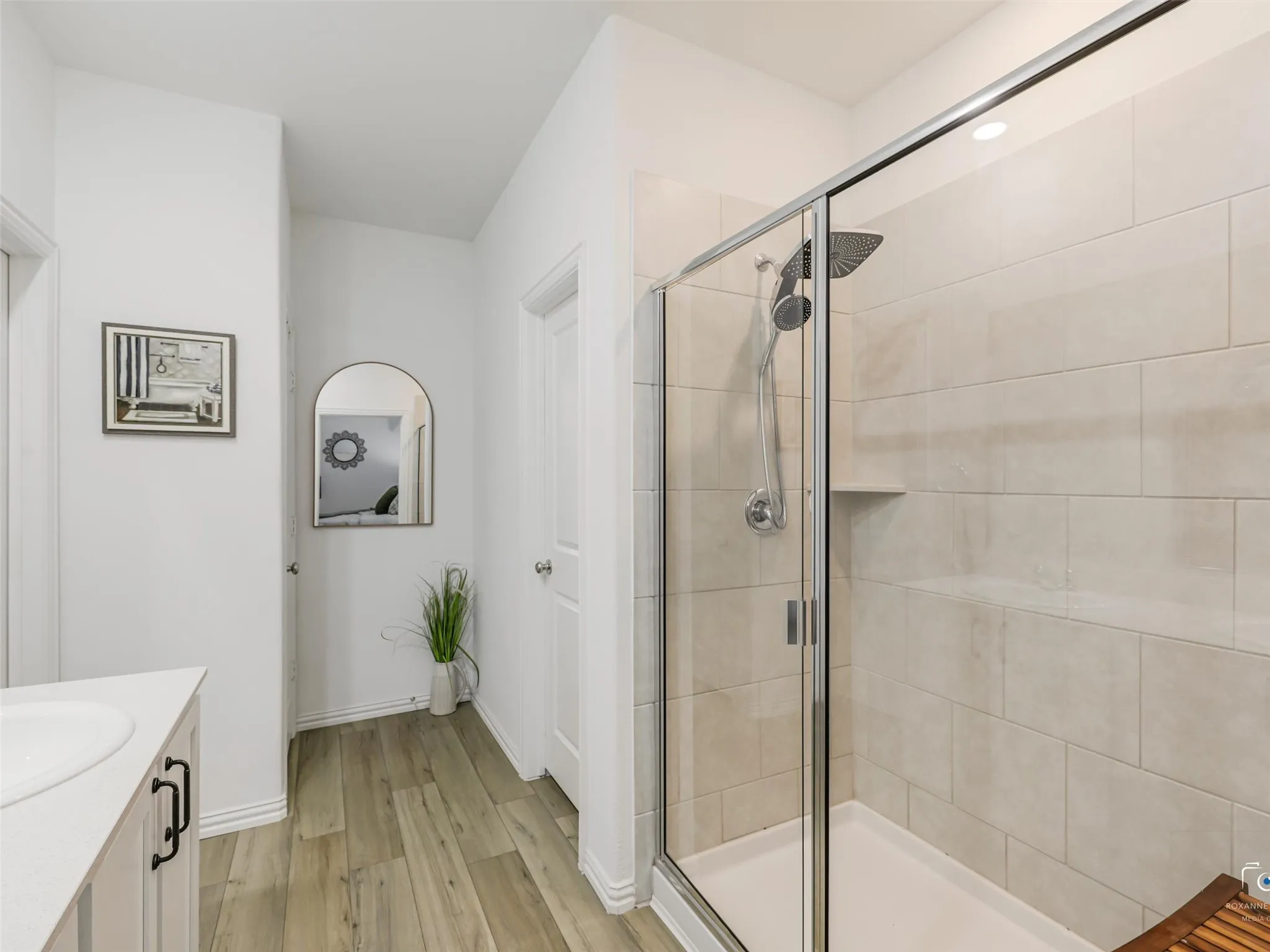 Oversized shower with beautiful tile surrounds