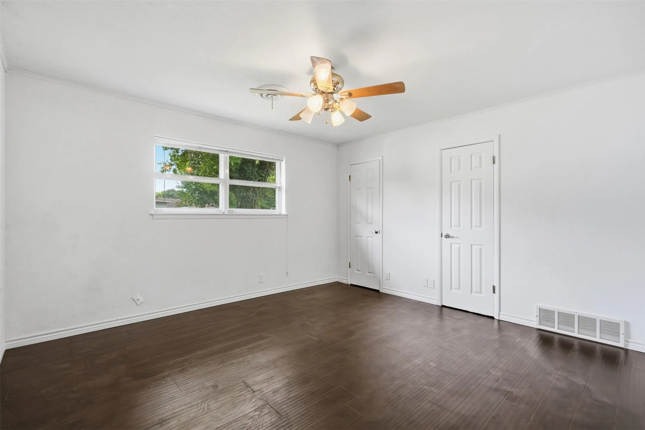 Single Family Residence For Sale in Johnson County , 206 Mcanear Street, Cleburne, Texas 76033, 3 Bedroom, 2 Bathroom, 2 Garage spaces, 1,984 Sqft, built in 1965, mls#21332318, Real Estate Agent in Cleburne, Homes For Sale in Johnson county, Homes For Sale in Cleburne, Realtor in Cleburne Texas, Real Estate Brokerage Independent Realty Texas, Luminita Cordes Realtor