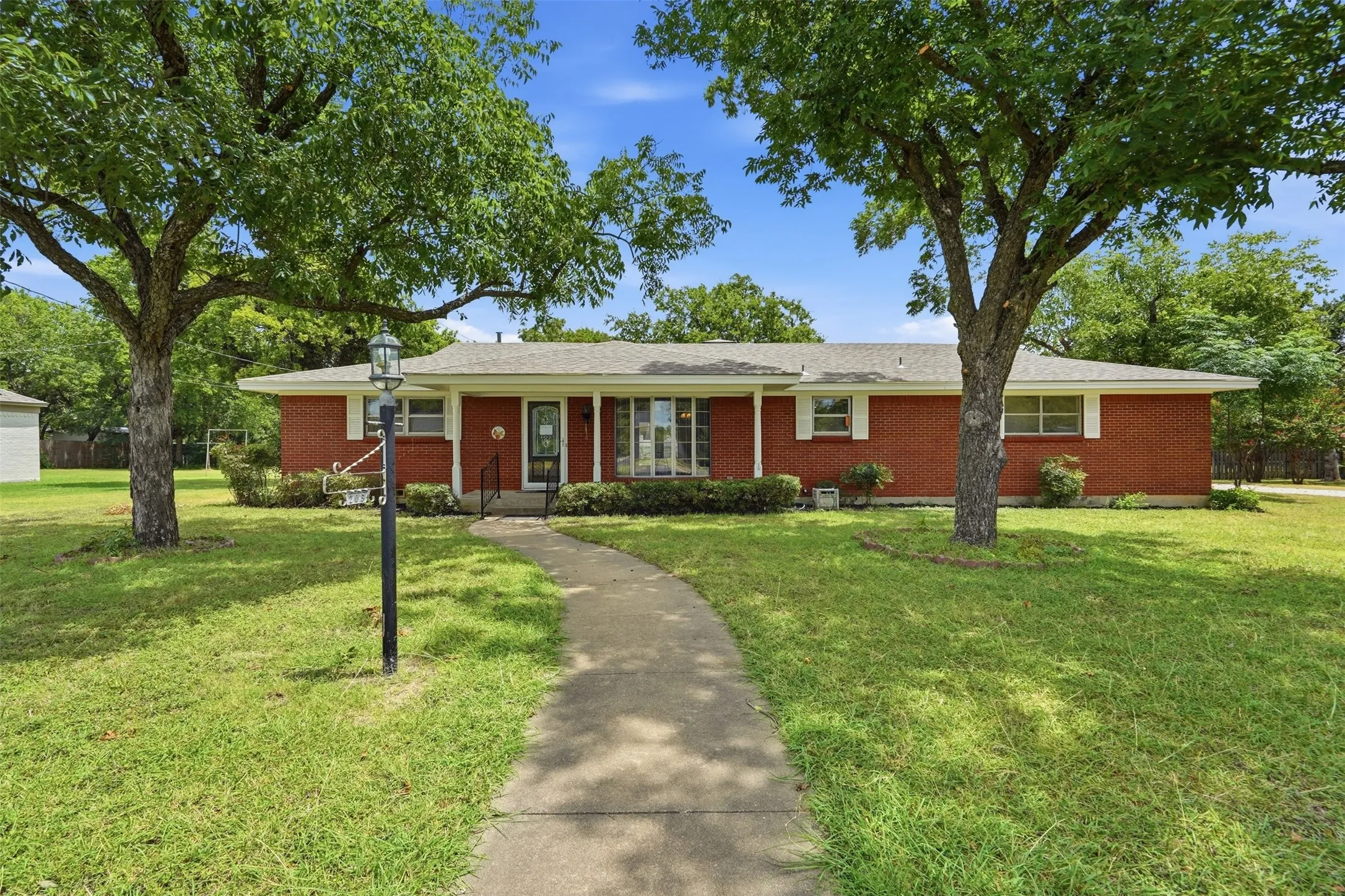 Single Family Residence For Sale in Johnson County , 206 Mcanear Street, Cleburne, Texas 76033, 3 Bedroom, 2 Bathroom, 2 Garage spaces, 1,984 Sqft, built in 1965, mls#21332318, Real Estate Agent in Cleburne, Homes For Sale in Johnson county, Homes For Sale in Cleburne, Realtor in Cleburne Texas, Real Estate Brokerage Independent Realty Texas, Luminita Cordes Realtor