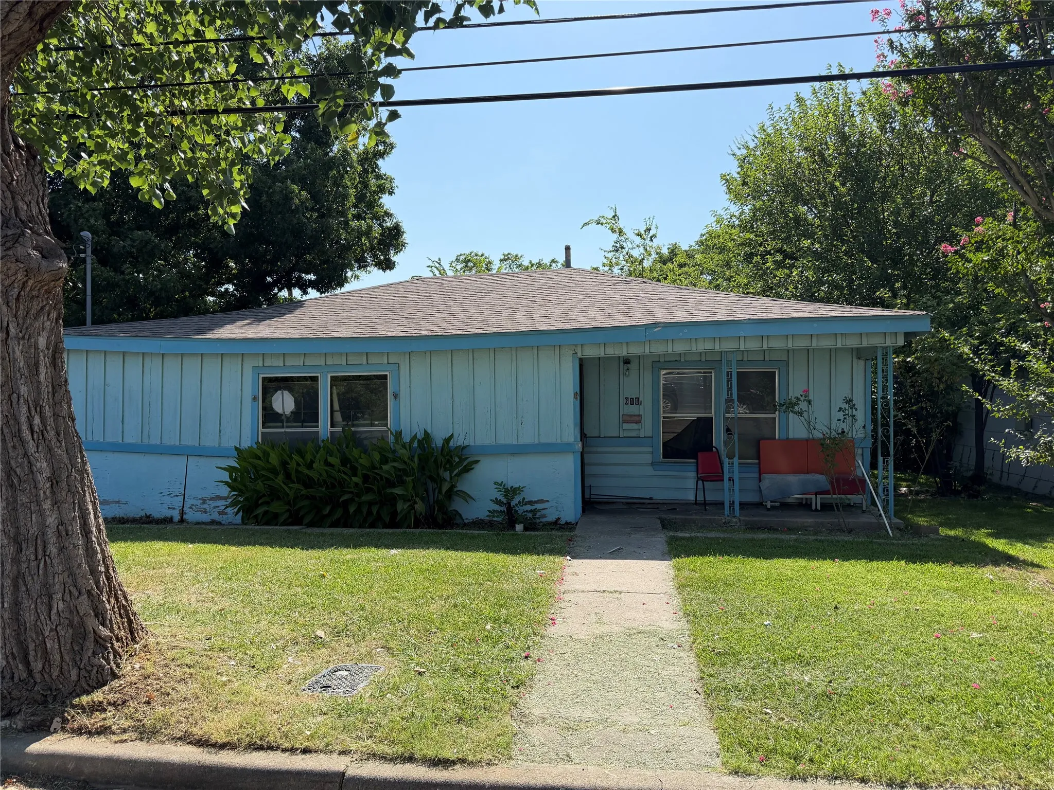 Single Family Residence For Sale in Grayson County , 616 White Street, Whitesboro, Texas 76273, 3 Bedroom, 2 Bathroom, Garage spaces, 1,520 Sqft, built in 1950, mls#21332046, Real Estate Agent in Whitesboro, Homes For Sale in Grayson county, Homes For Sale in Whitesboro, Realtor in Whitesboro Texas, Real Estate Brokerage Independent Realty Texas, Luminita Cordes Realtor