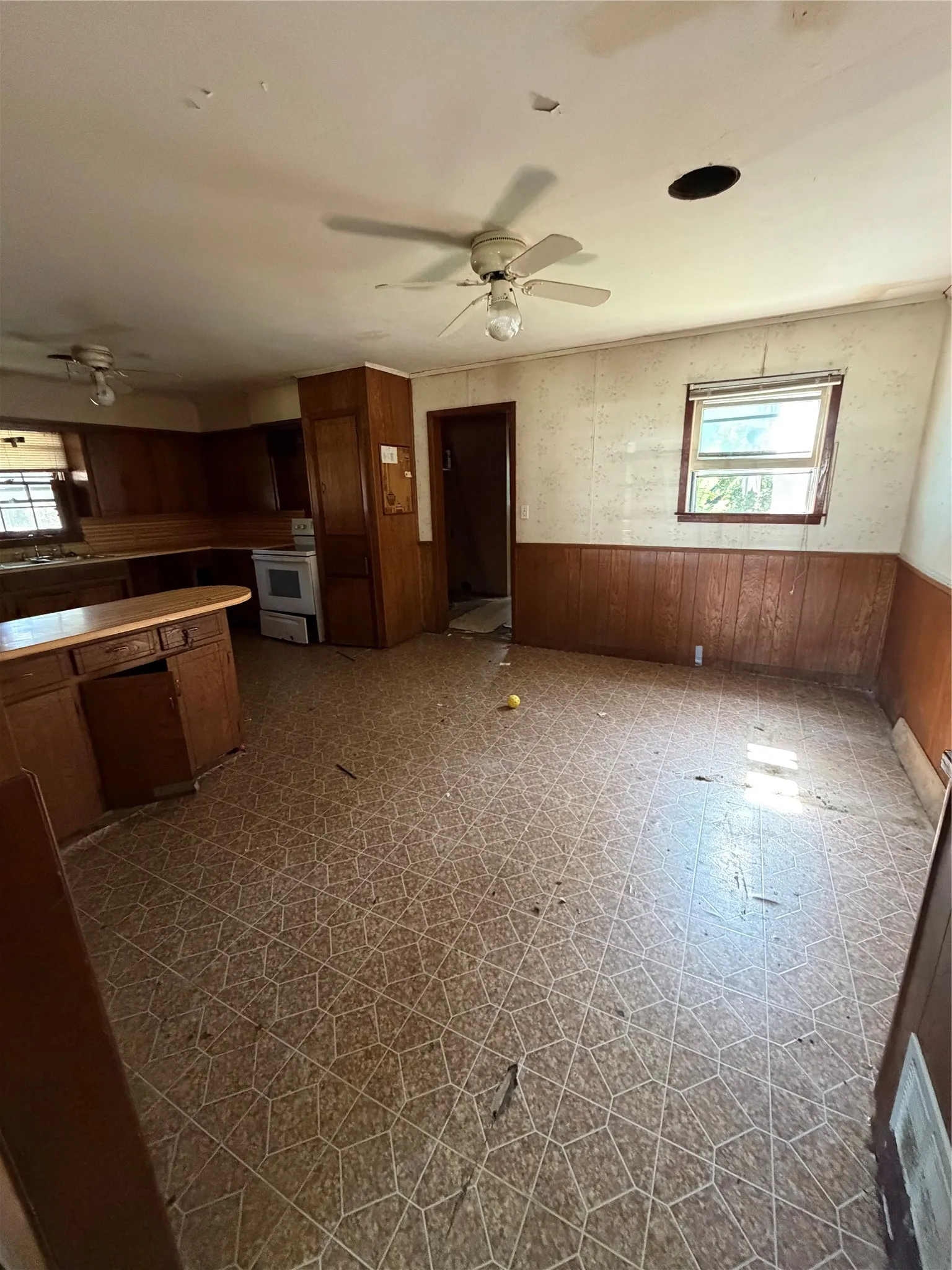 Single Family Residence For Sale in Grayson County , 616 White Street, Whitesboro, Texas 76273, 3 Bedroom, 2 Bathroom, Garage spaces, 1,520 Sqft, built in 1950, mls#21332046, Real Estate Agent in Whitesboro, Homes For Sale in Grayson county, Homes For Sale in Whitesboro, Realtor in Whitesboro Texas, Real Estate Brokerage Independent Realty Texas, Luminita Cordes Realtor