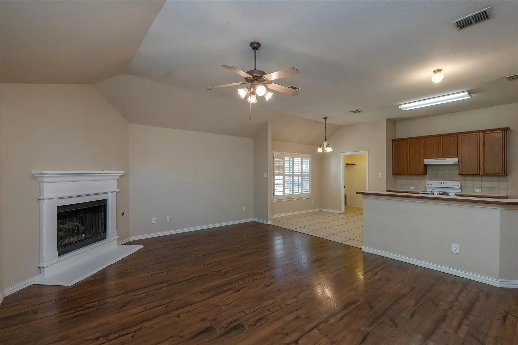 Single Family Residence For Rent in Collin County , 306 Tarpan Trail, Celina, Texas 75009, 4 Bedroom, 2 Bathroom, 2 Garage spaces, 2,002 Sqft, built in 2005, mls#21331345, Real Estate Agent in Celina, Homes For Rent in Collin county, Homes For Rent in Celina, Realtor in Celina Texas, Real Estate Brokerage Independent Realty Texas, Luminita Cordes Realtor