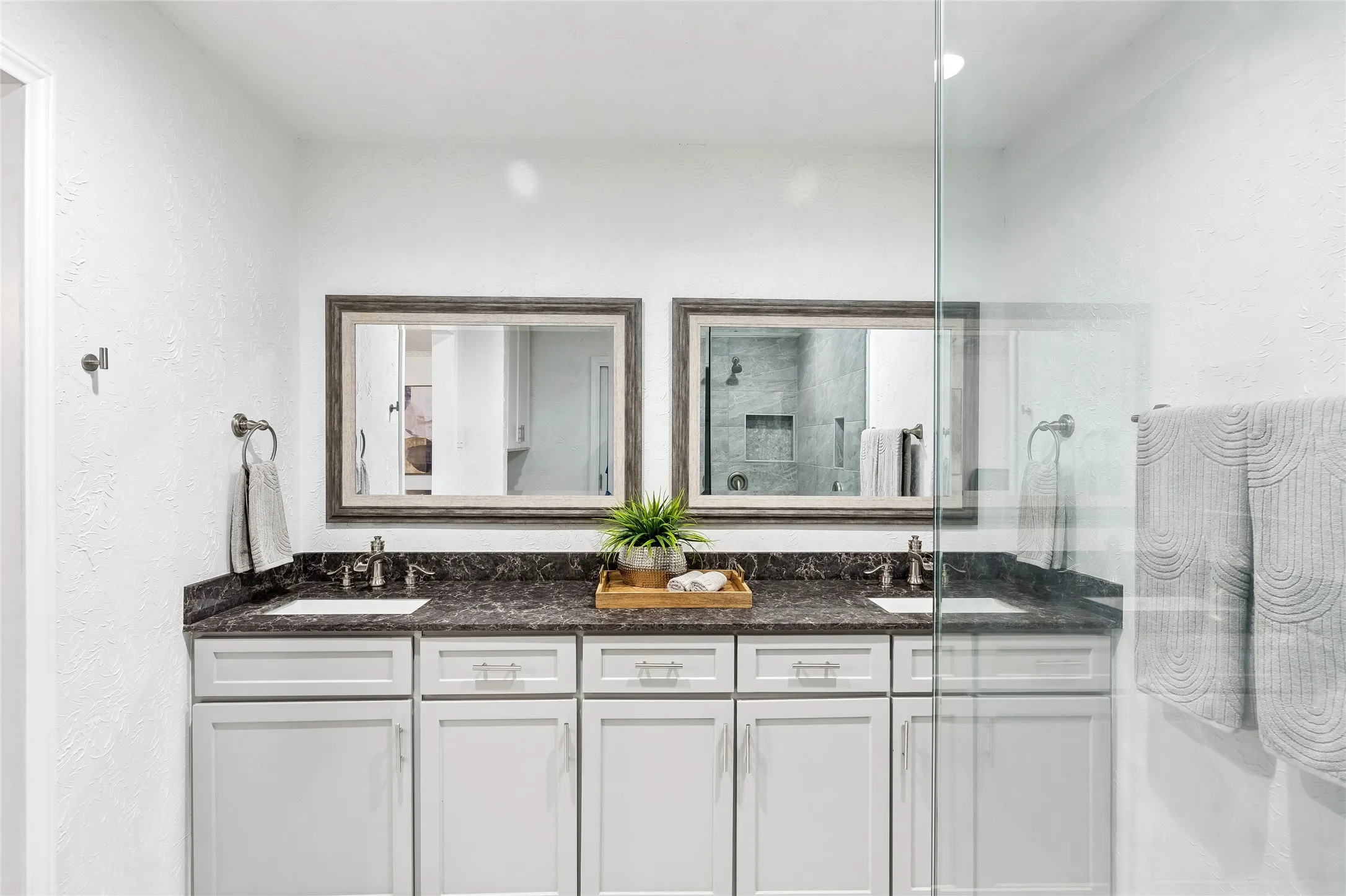 Single Family Residence For Sale in Tarrant County , 5012 Westhaven Drive, Fort Worth, Texas 76132, 3 Bedroom, 2 Bathroom, 2 Garage spaces, 2,046 Sqft, built in 1964, mls#21330868, Real Estate Agent in Fort Worth, Homes For Sale in Tarrant county, Homes For Sale in Fort Worth, Realtor in Fort Worth Texas, Real Estate Brokerage Independent Realty Texas, Luminita Cordes Realtor