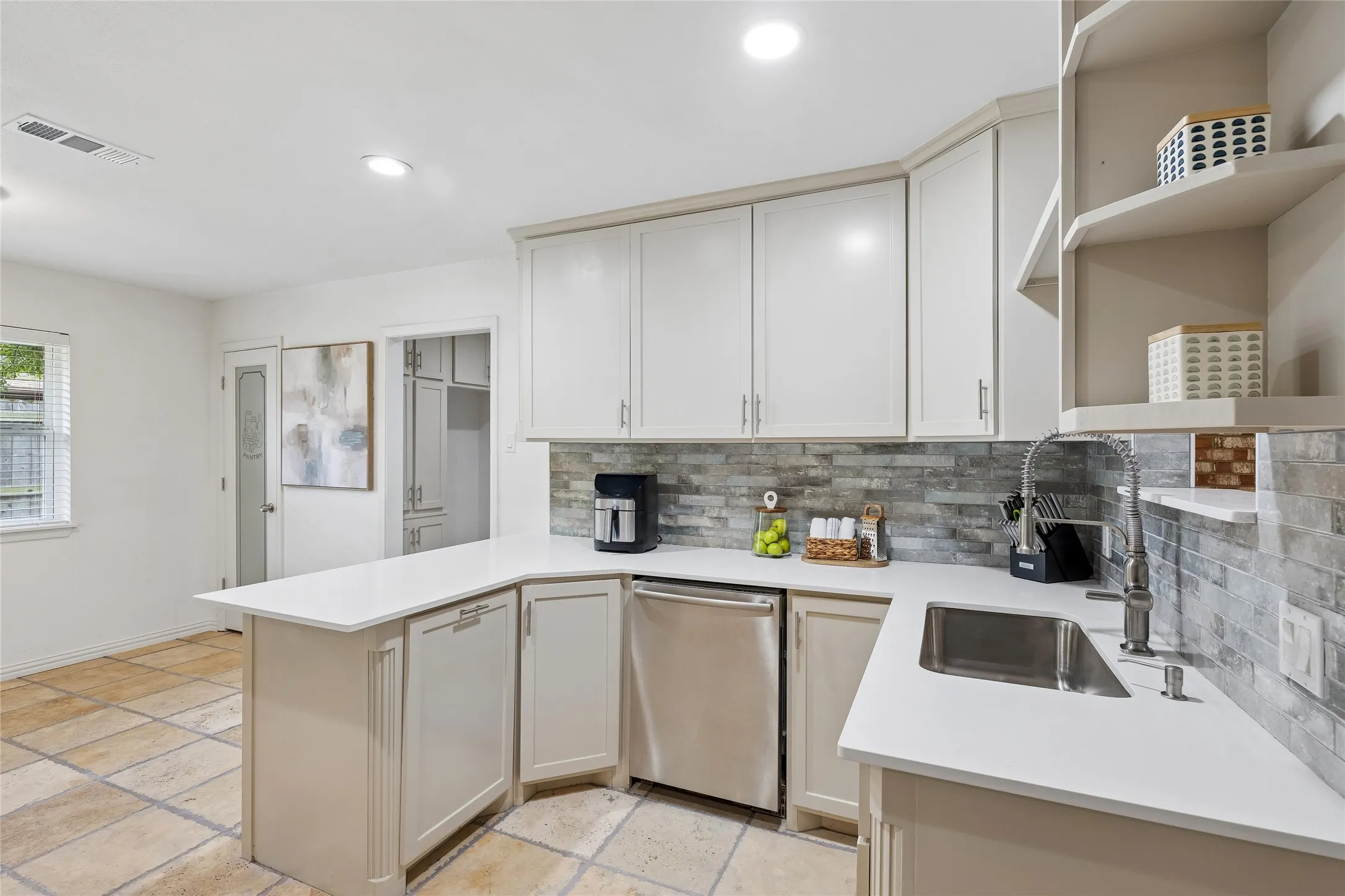 Single Family Residence For Sale in Tarrant County , 5012 Westhaven Drive, Fort Worth, Texas 76132, 3 Bedroom, 2 Bathroom, 2 Garage spaces, 2,046 Sqft, built in 1964, mls#21330868, Real Estate Agent in Fort Worth, Homes For Sale in Tarrant county, Homes For Sale in Fort Worth, Realtor in Fort Worth Texas, Real Estate Brokerage Independent Realty Texas, Luminita Cordes Realtor