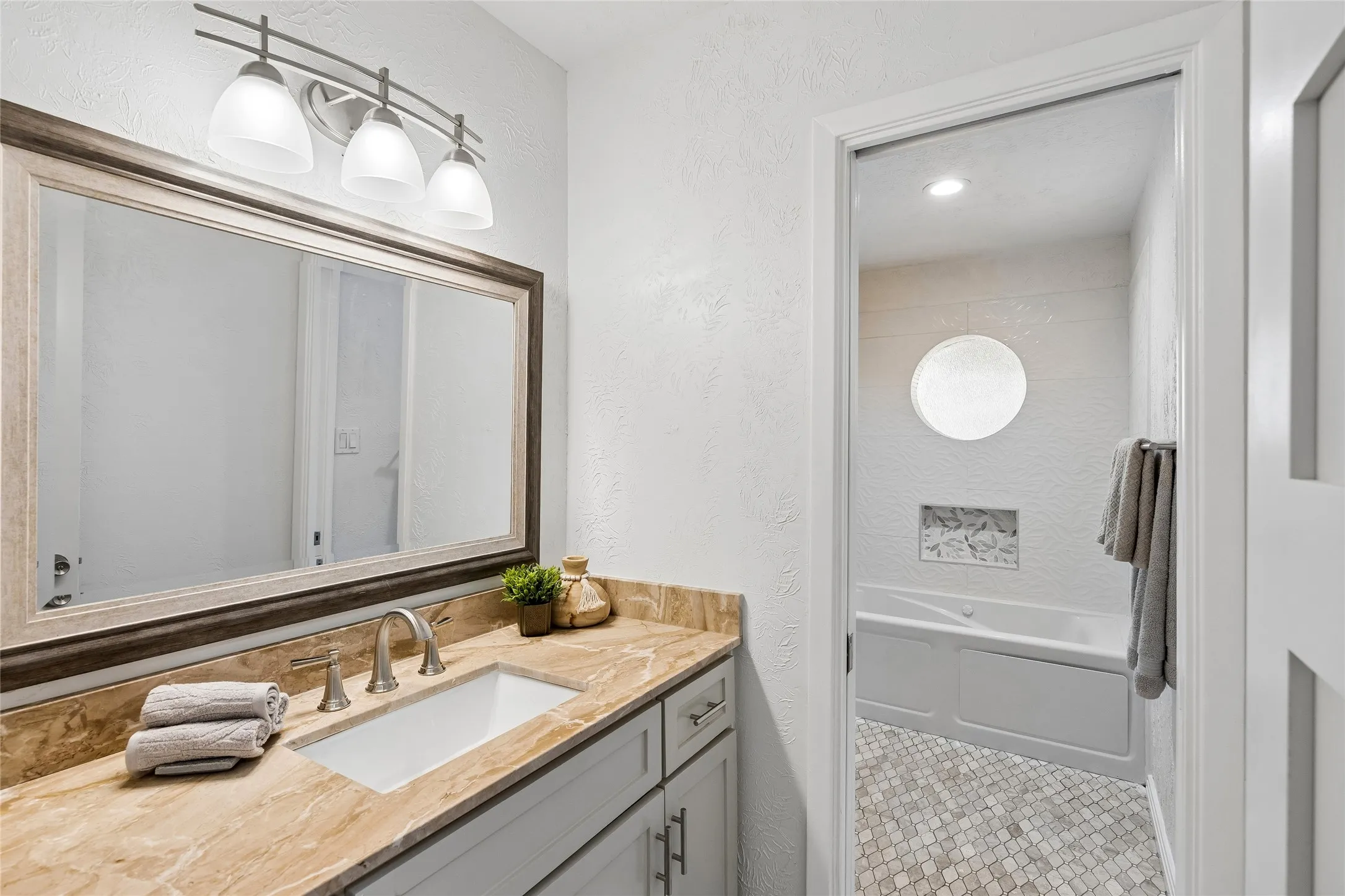 Single Family Residence For Sale in Tarrant County , 5012 Westhaven Drive, Fort Worth, Texas 76132, 3 Bedroom, 2 Bathroom, 2 Garage spaces, 2,046 Sqft, built in 1964, mls#21330868, Real Estate Agent in Fort Worth, Homes For Sale in Tarrant county, Homes For Sale in Fort Worth, Realtor in Fort Worth Texas, Real Estate Brokerage Independent Realty Texas, Luminita Cordes Realtor