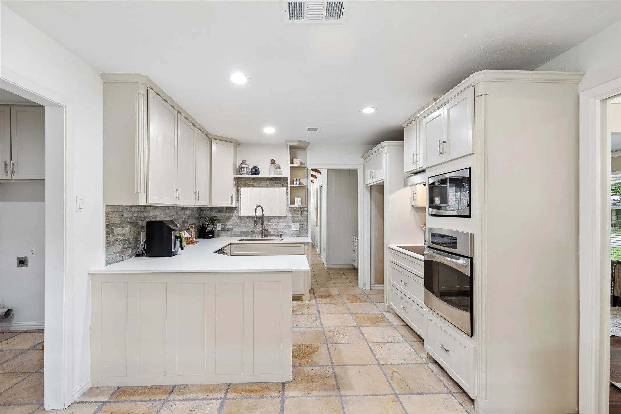 Single Family Residence For Sale in Tarrant County , 5012 Westhaven Drive, Fort Worth, Texas 76132, 3 Bedroom, 2 Bathroom, 2 Garage spaces, 2,046 Sqft, built in 1964, mls#21330868, Real Estate Agent in Fort Worth, Homes For Sale in Tarrant county, Homes For Sale in Fort Worth, Realtor in Fort Worth Texas, Real Estate Brokerage Independent Realty Texas, Luminita Cordes Realtor